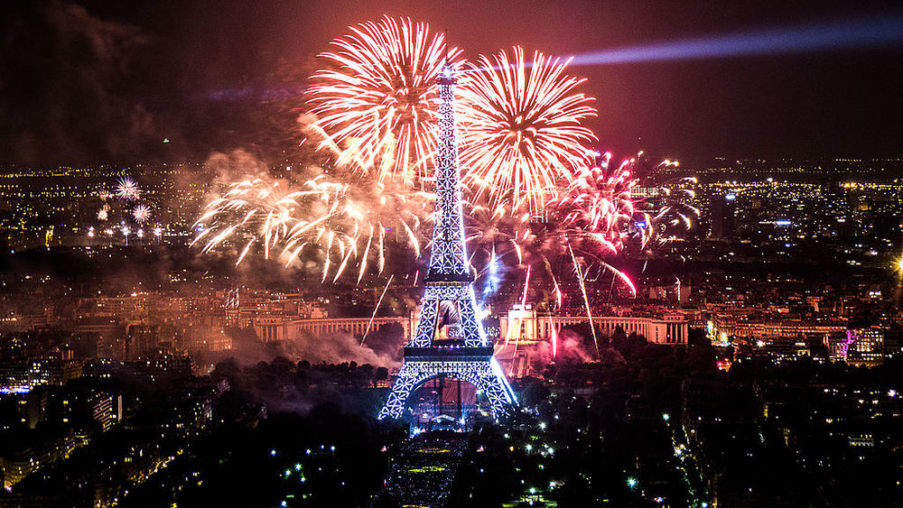 1024px-2013_Fireworks_on_Eiffel_Tower_28.jpg