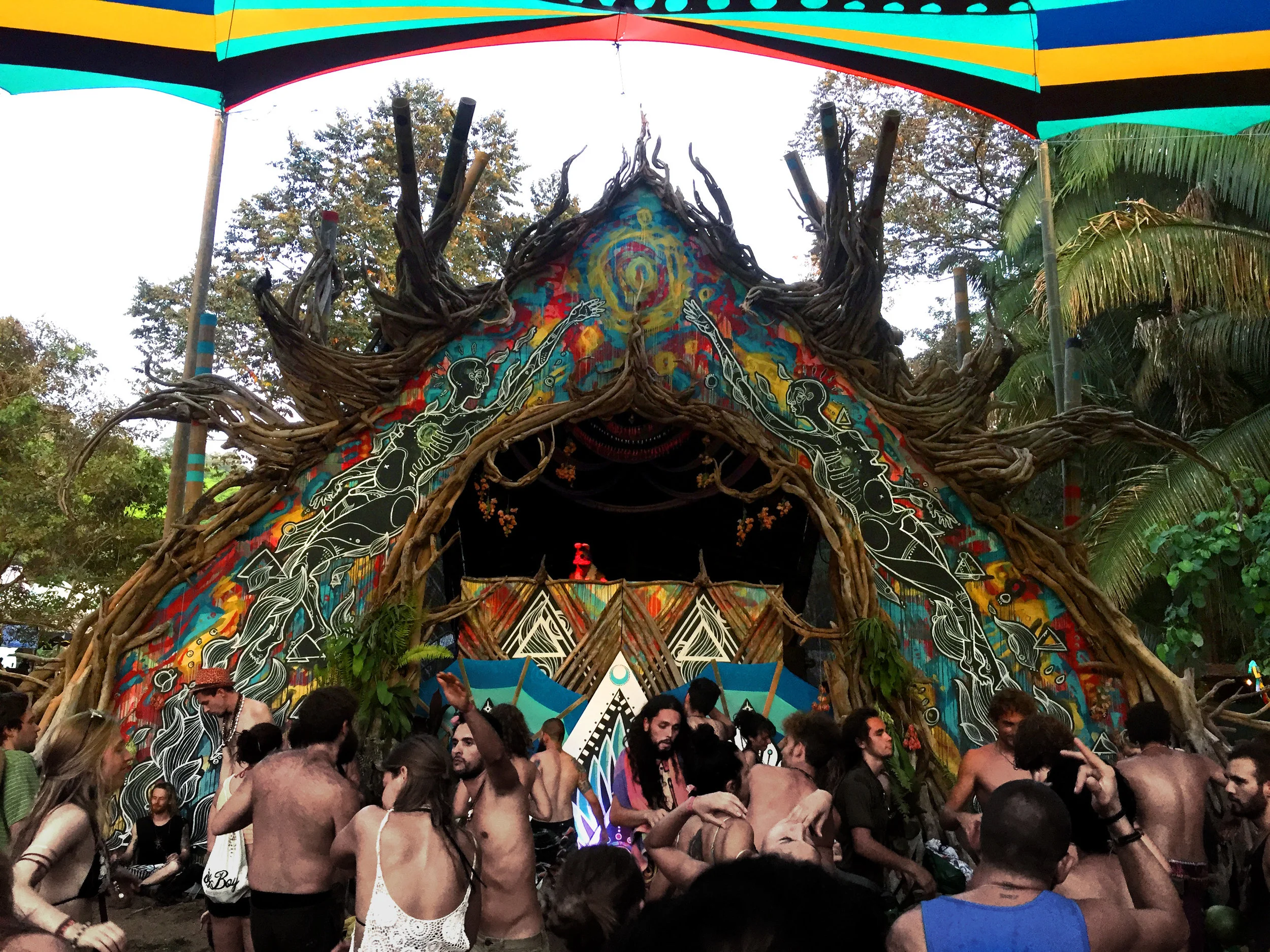 The stage hosted an incredible array of beautiful, diverse djs, producers, and magic makers all weekend long. The beats and melodies spun by these performers completed the alchemy of the space to generate a powerful experience for the community that celebrated Life on the dancefloor.