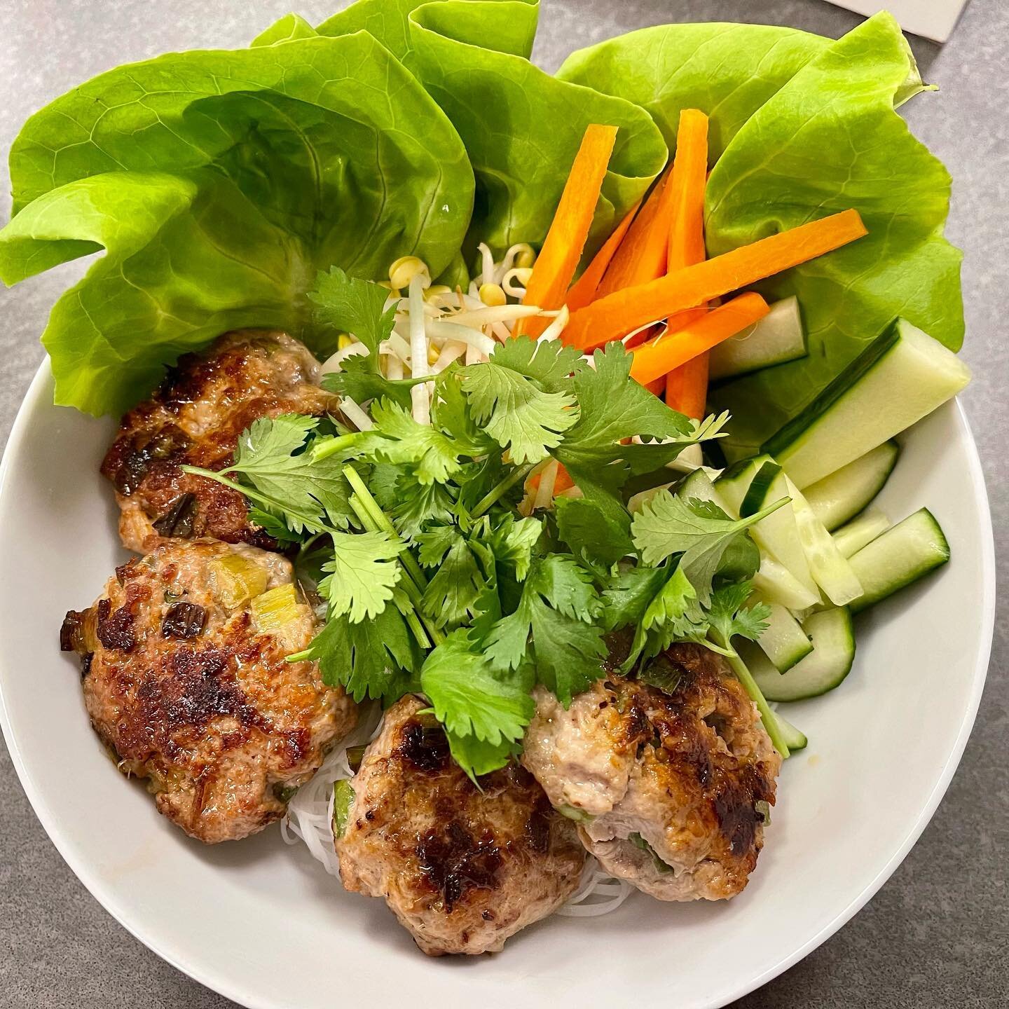 Vietnamese Bun cha (lemongrass pork meatballs) with Nuoc Cham @recipe_tin 

#vietnamese #b&uacute;nchả #buncha #pork #lemongrass #garlic #greenonion