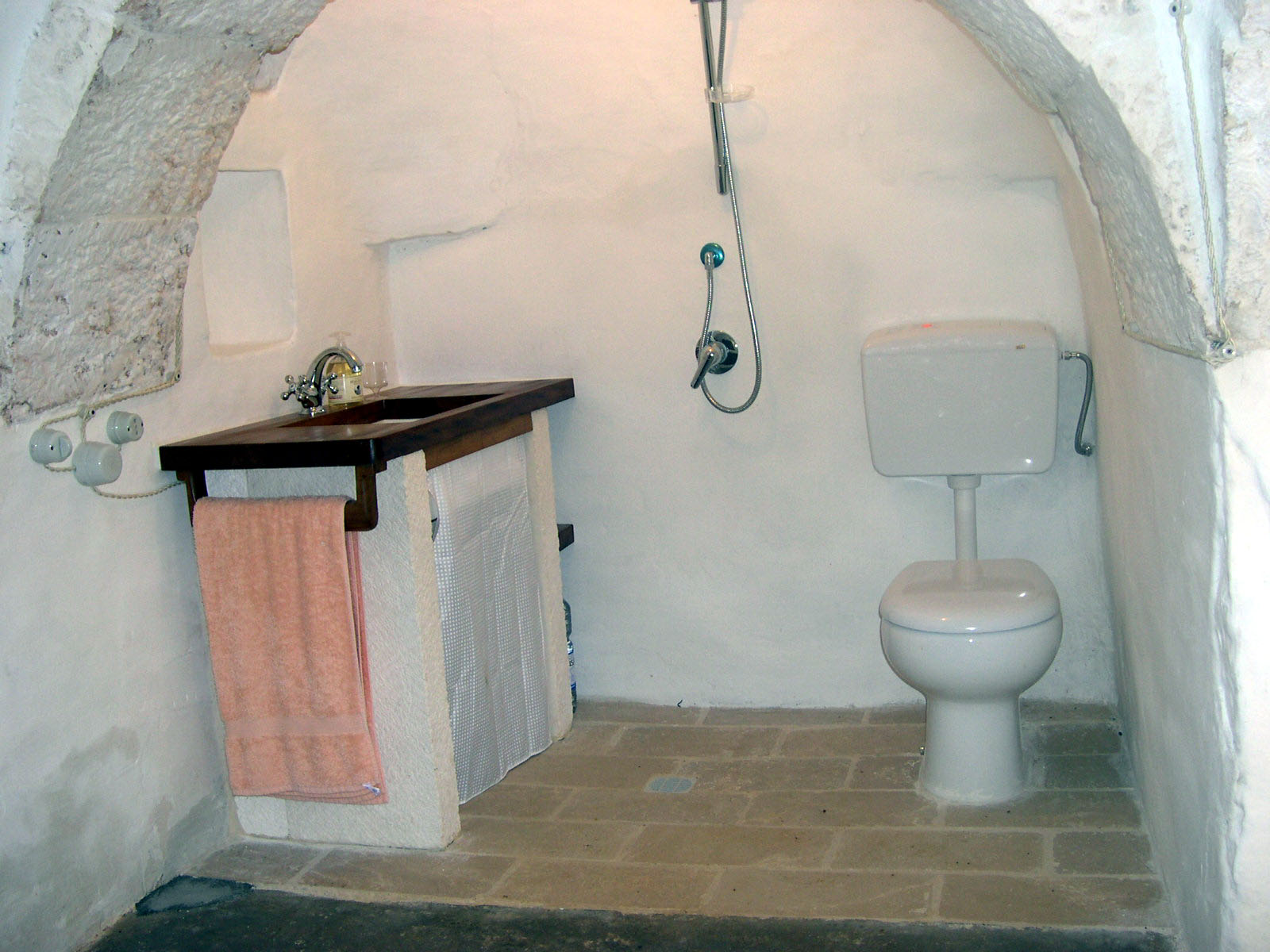 Trullo shower room