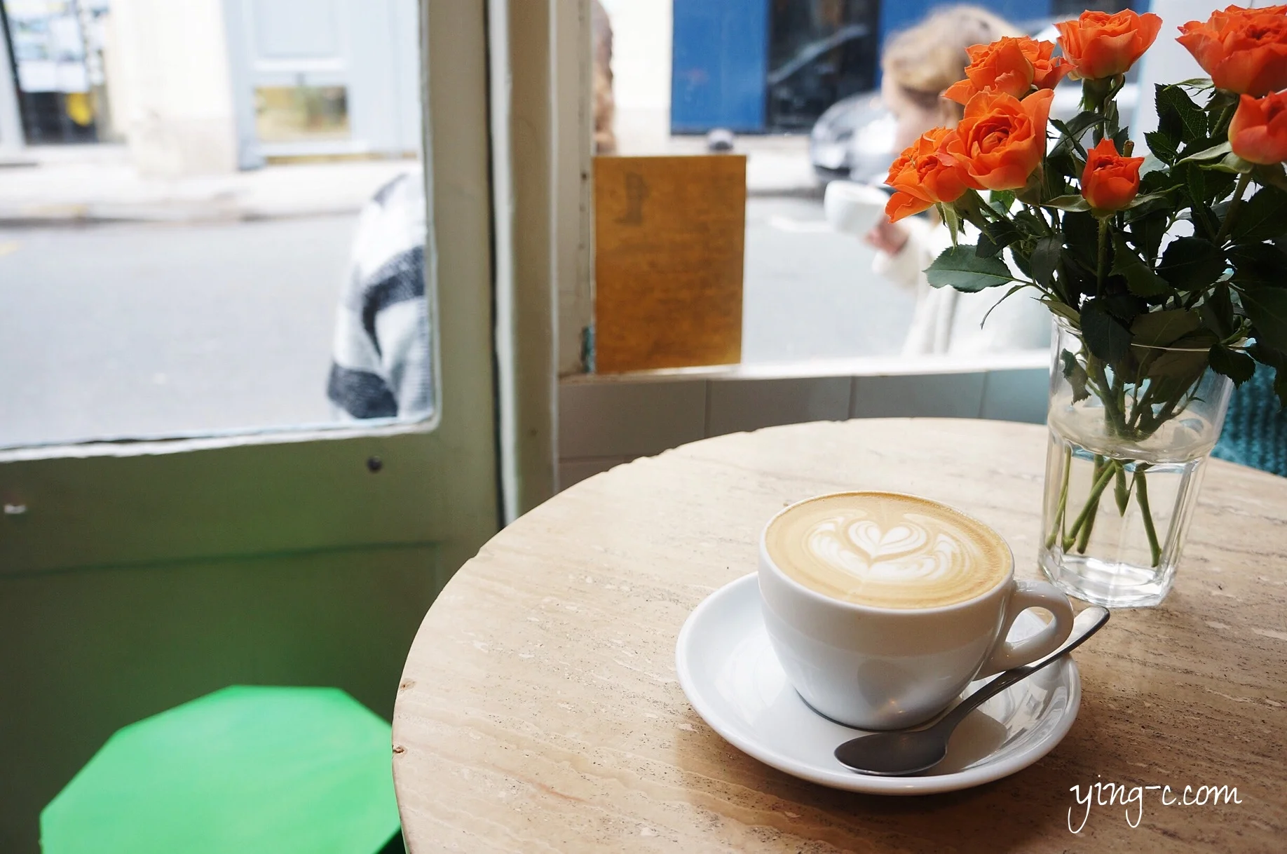 beautiful flowers, good coffee, and cheerful mood, what to ask more? 鮮花、咖啡、好心情,還想再來些甚麼嗎?