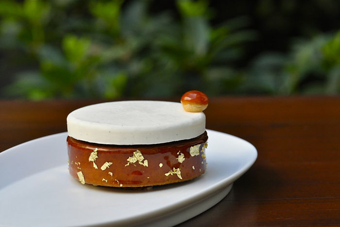 巴黎東方文華酒店( Mandarin Oriental Paris )的前甜點主廚 David Landriot 創作的聖多諾黑。底座像是塔皮的部分,是經由塔圈塑型的泡芙,中間填了餡、外層也沾上焦糖。香緹鮮奶油則轉化為上層的香草慕斯,最後再點綴一個填餡小泡芙。雖然外型完全不同,但聖多諾黑的經典元素一個也沒有少。(照片來源: Mandarin Oriental Paris 官方網頁 )