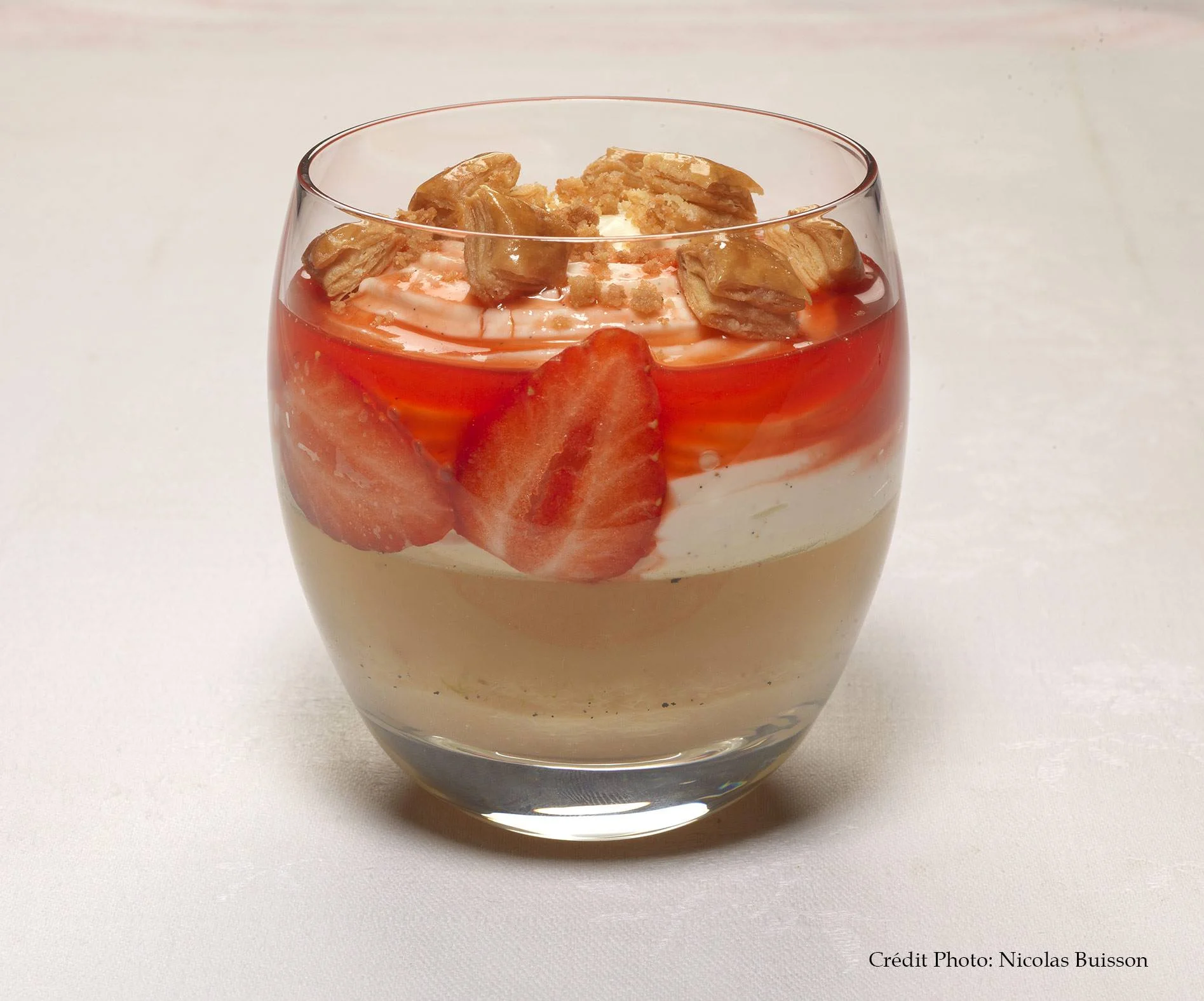 Philippe Conticini 將法式草莓蛋糕(fraisier)以杯子甜點的方式重新詮釋。(圖片來源: Philippe Conticini 官網 )