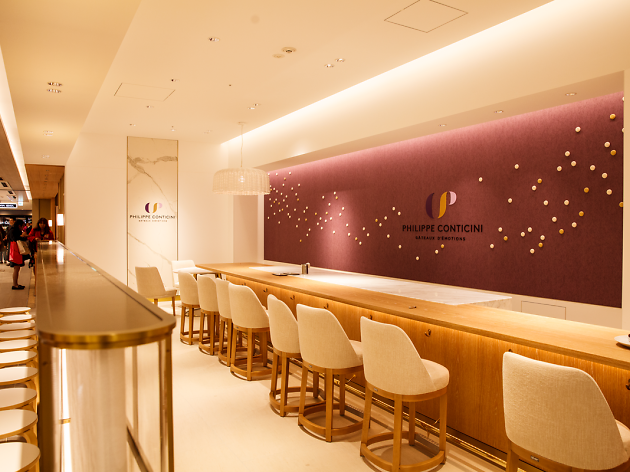 Philippe Conticini 在銀座的甜點店,除了甜點櫃外也有吧檯座位可以品嚐現做甜點。(圖片來源: Time Out Tokyo )