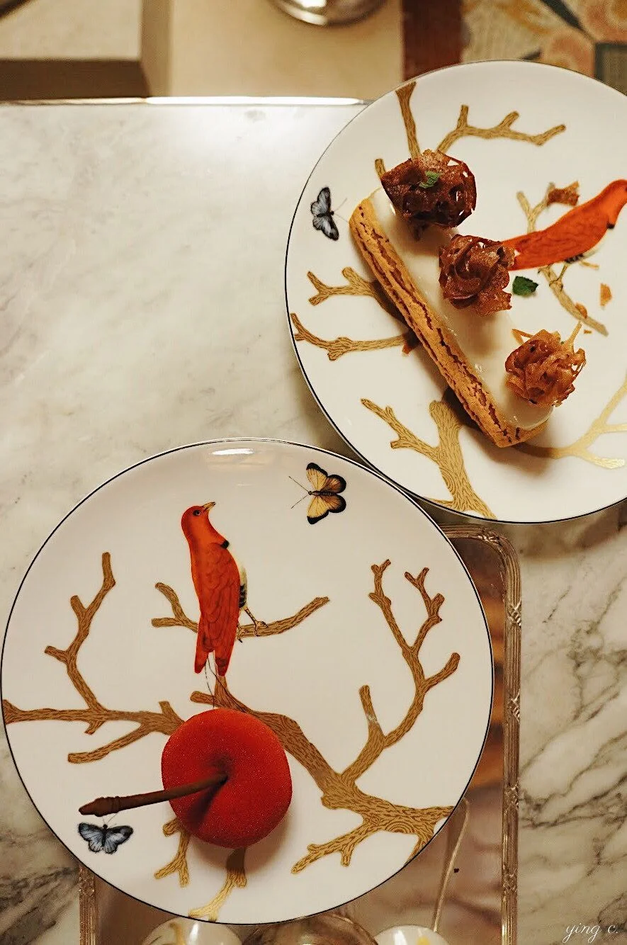 圖7. 巴黎 Le Meurice 飯店達利廳( Restaurant Le Dali )的下午茶甜點,是將知名甜點主廚 Cédric Grolet 的創作直接呈盤 。這組盤子是 2014 年底為達利廳特地訂製的,雖然並未額外在甜點以外另做裝飾,但仍然可以發現擺放的位置是經過思考、配合盤子本身的圖樣設計而成。(攝影:Ying C.)