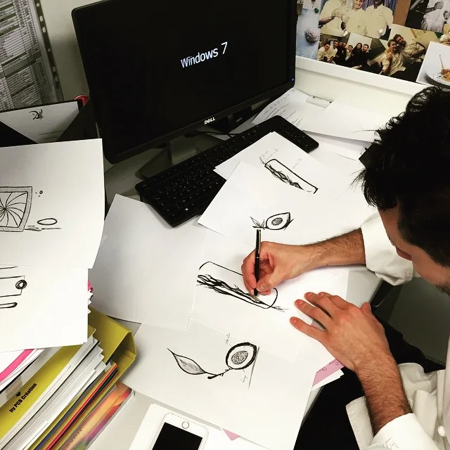 經常在 Le Meurice 辦公室苦思新甜點設計的 Cédric。 Photo|Instagram @cedricgrolet