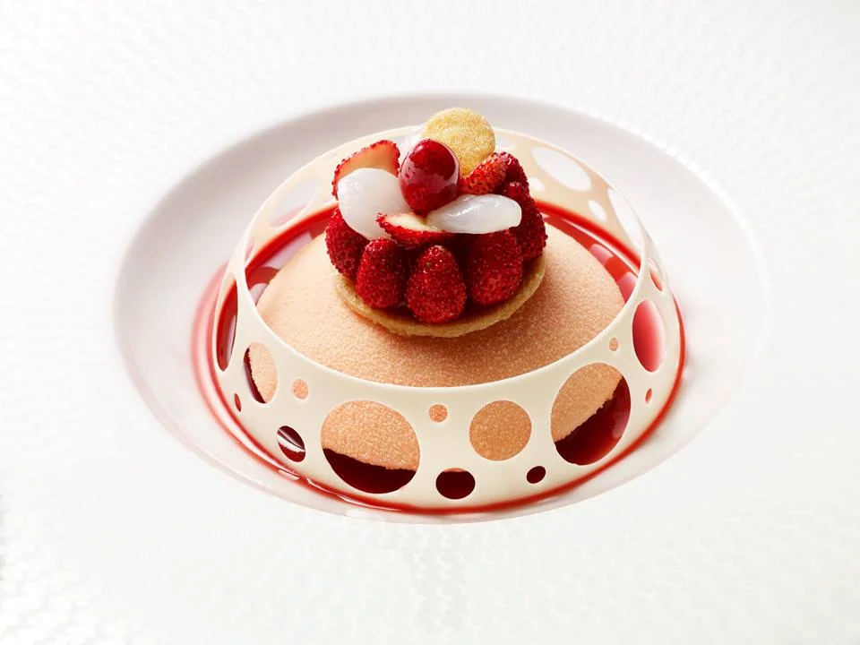 Claire Heitzler的招牌甜點之一:「輕盈香檳慕斯、荔枝與野莓」 (Mousse légère au champagne, litchi et fraises des bois)。 Photo| Claire Heitzler,Facebook