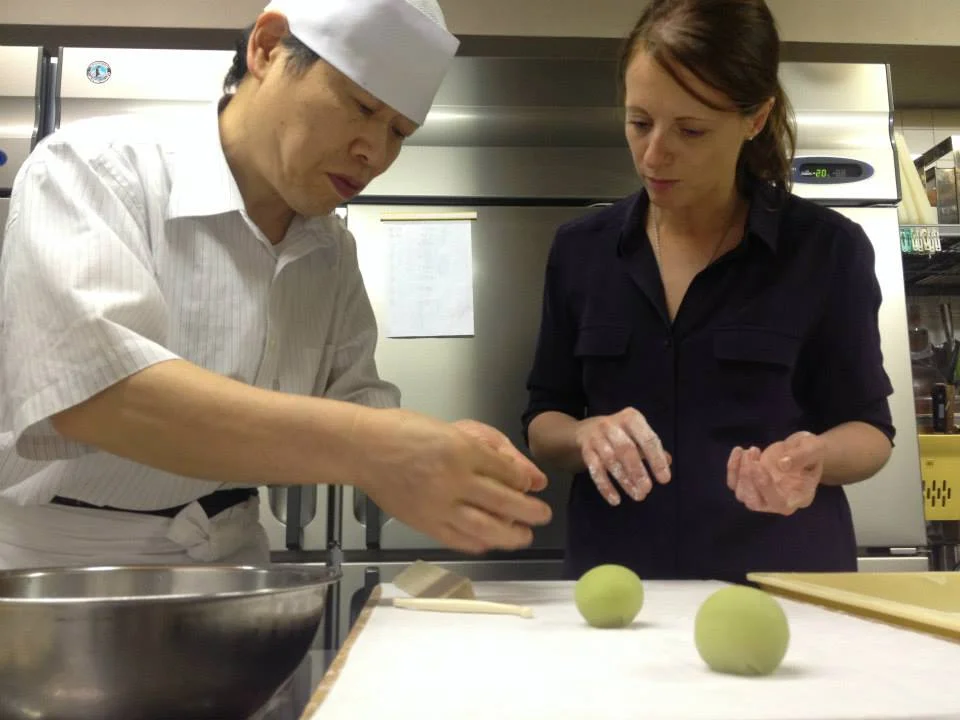 在東京學習和菓子的 Claire Heitzler。 Photo| Claire Heitzler ,Facebook