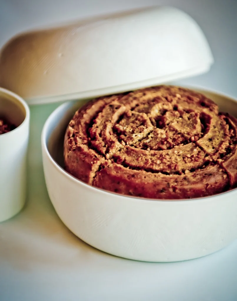 Séquence Sucrée 開胃小點之一:「多穀物麵包與榛果巧克力奶餡」 (pain aux céréales, crème chocolaté aux éclats de noisettes)。 Photo| L’Express Styles