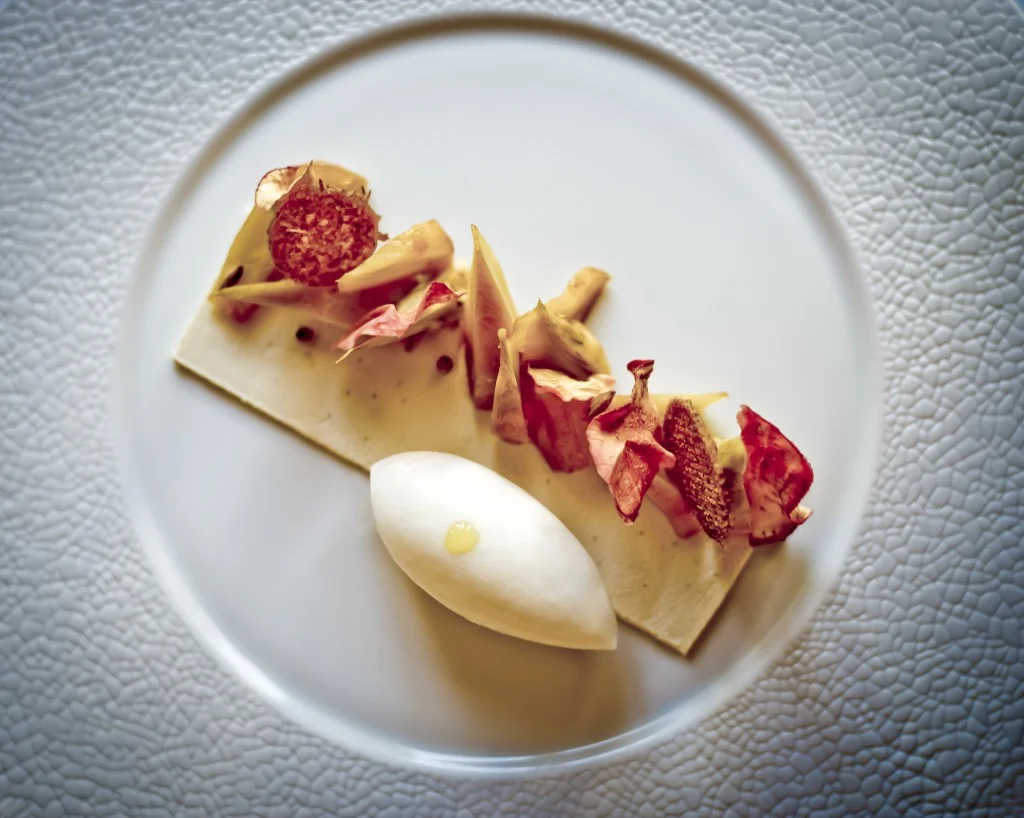 Séquence Sucrée 主菜之一:「煙燻鹹巧克力脆片」 (feuillantine au chocolat salée-fumée) Photo| L’Express Styles