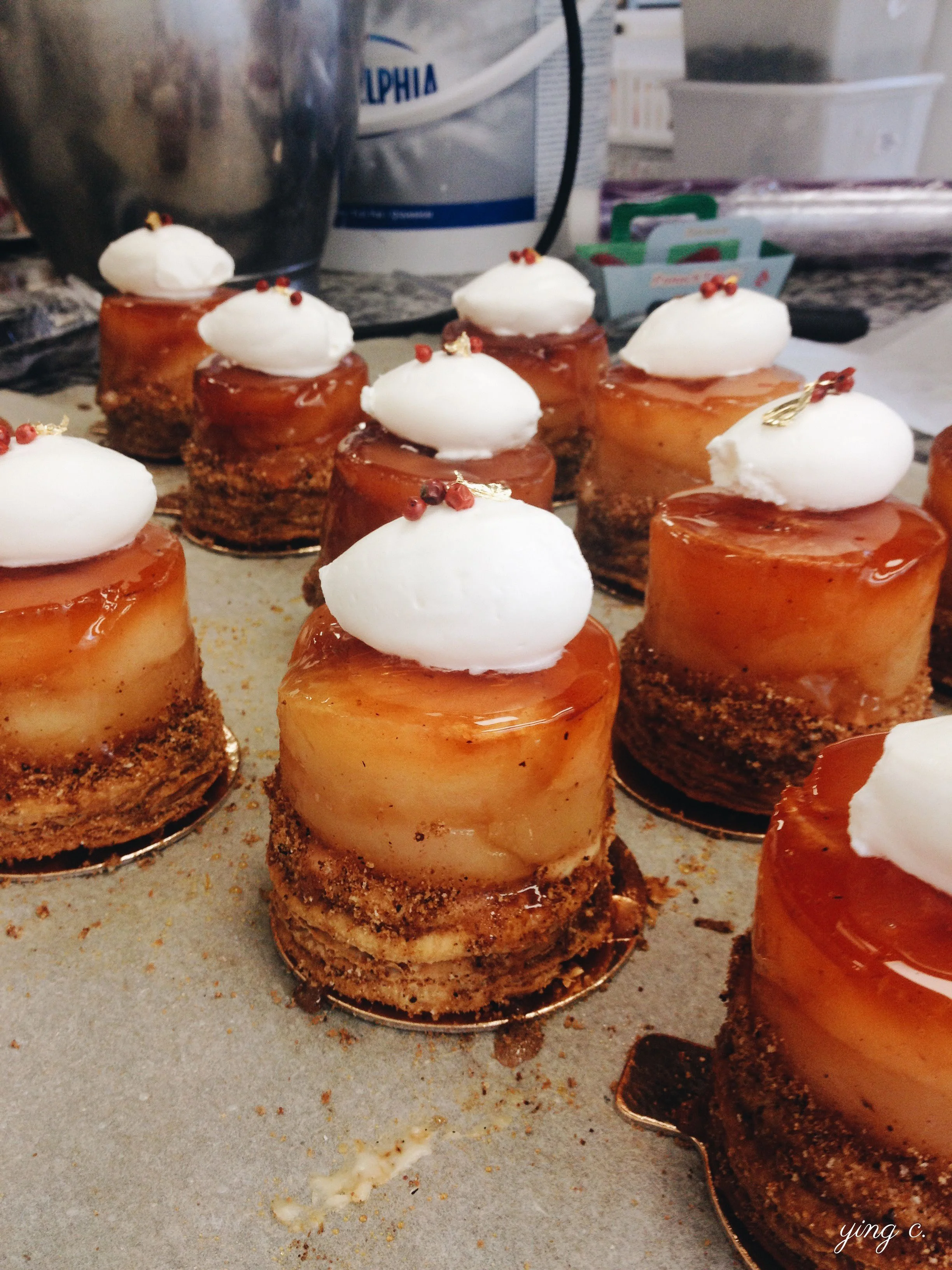 巴黎甜點店 Bread & Roses 的「Tarte Tatin」反轉蘋果塔,以馬斯卡彭香緹鮮奶油和粉紅胡椒裝飾。 Photo by Ying C.