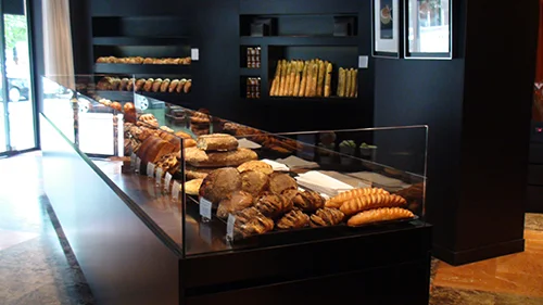 Des Gâteaux et du Pain 在 Pasteur 的一店,店前方是各種麵包, 在右手邊照片沒出現的後方則是甜點區。 Photo| 20minutes