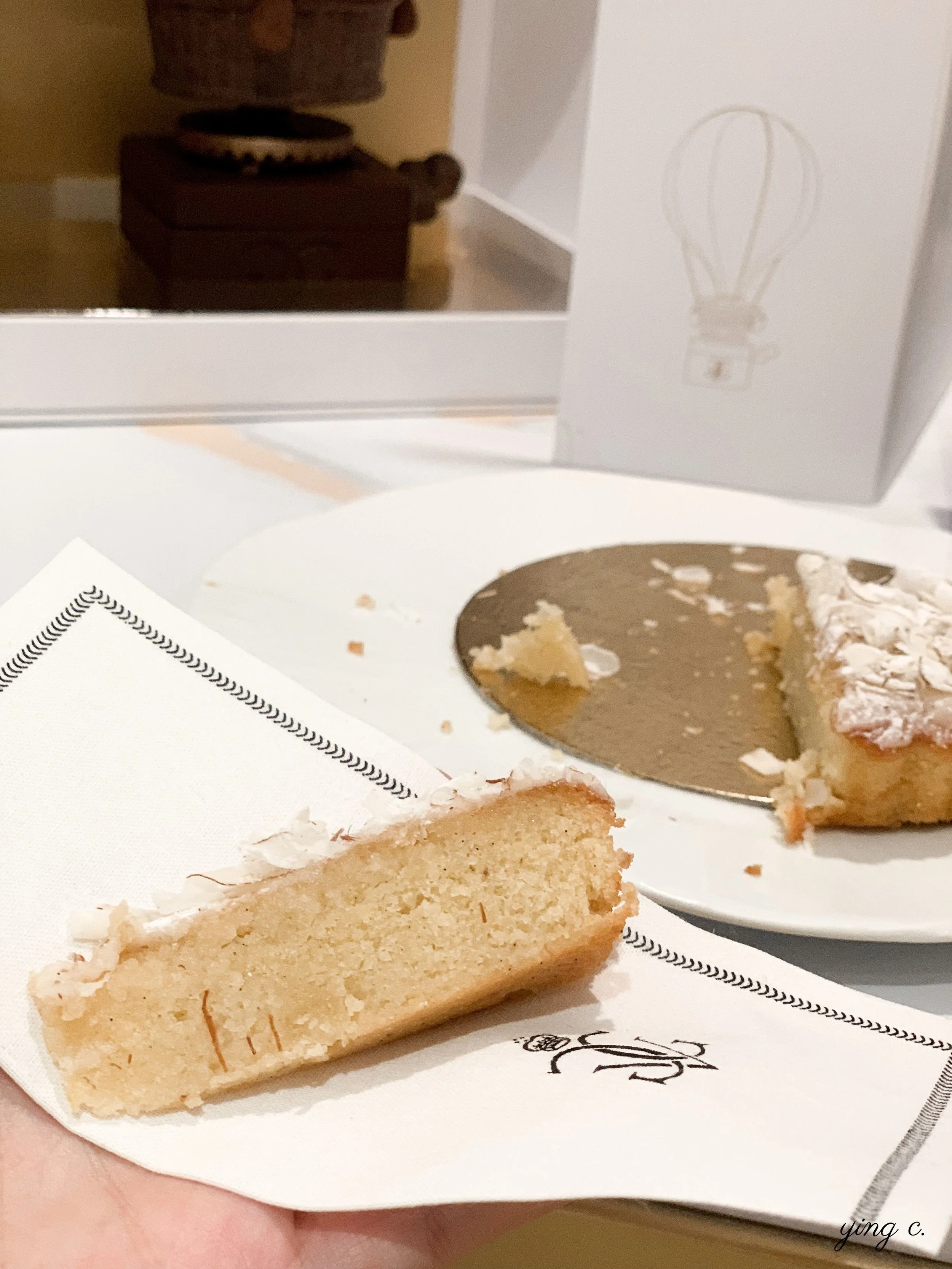 Gâteau Nantais, a regional specialty revisited made with eggs, sugar, and almond powder with a punch of rhum and lemon. / 法國南特(Nantes)區域特產的南特蛋糕重新詮釋,鬆軟的杏仁餡以蘭姆酒與檸檬香氣點綴。