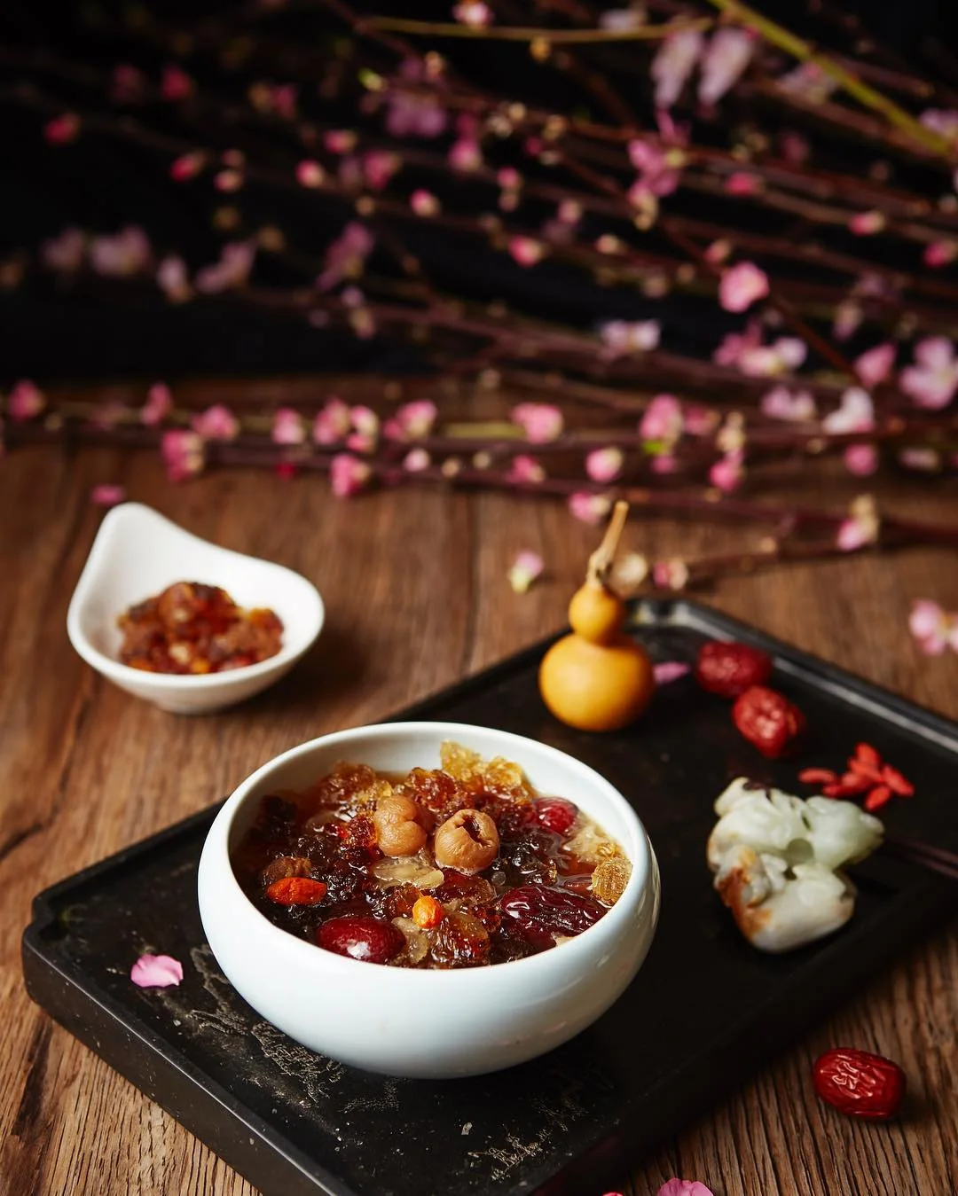 巴黎中式甜品店糖軒的著名甜品「人面桃花」,是用台灣人不熟悉的桃膠(註6)加入紅棗、枸杞、桂圓等熬成的甜湯。(圖片來源:Instagram @txuanparis )