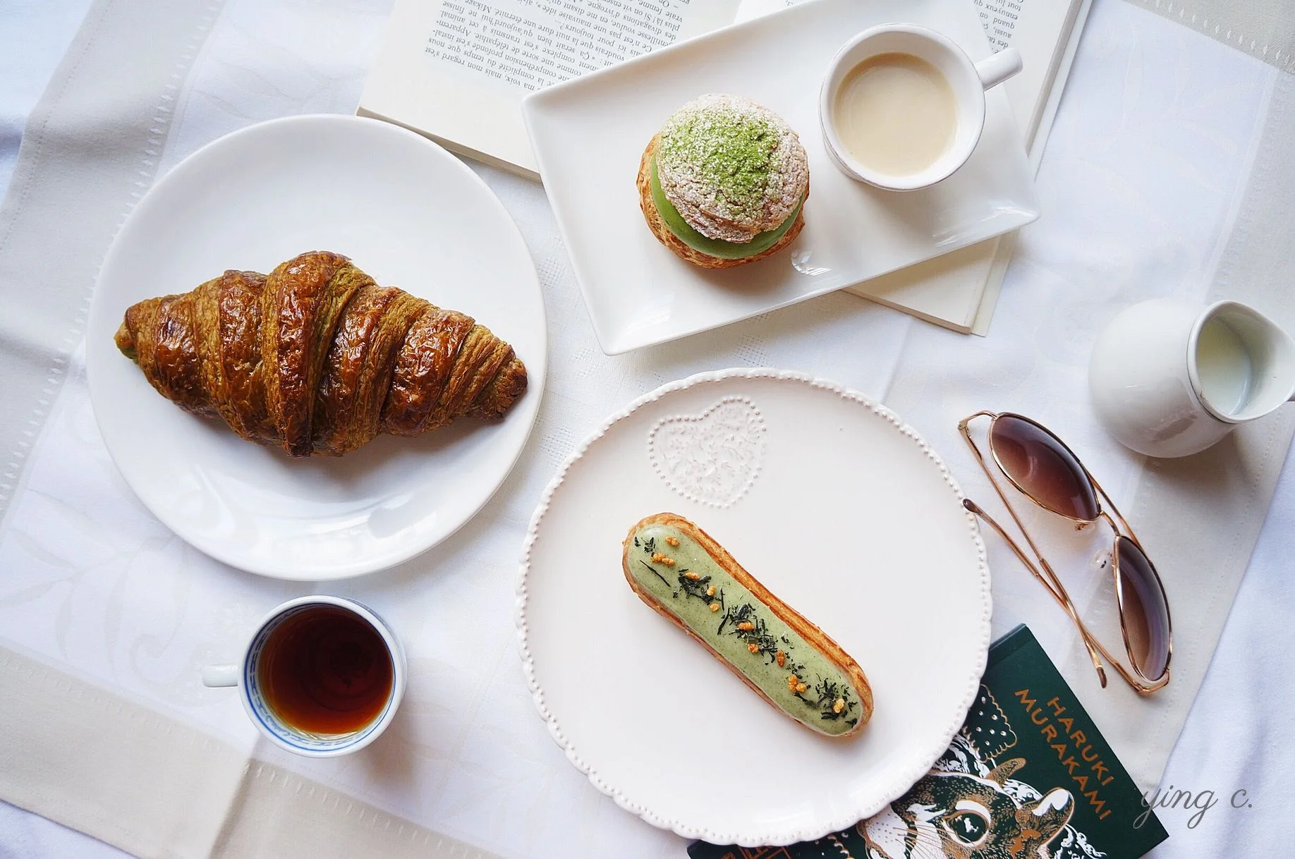 青木定治(Sadaharu AOKI) 是最早在巴黎發跡的亞洲甜點主廚,他將抹茶、玄米茶、柚子等日式甜點元素帶入法式甜點領域。圖中出現的是抹茶可頌、抹茶泡芙、玄米茶閃電泡芙。