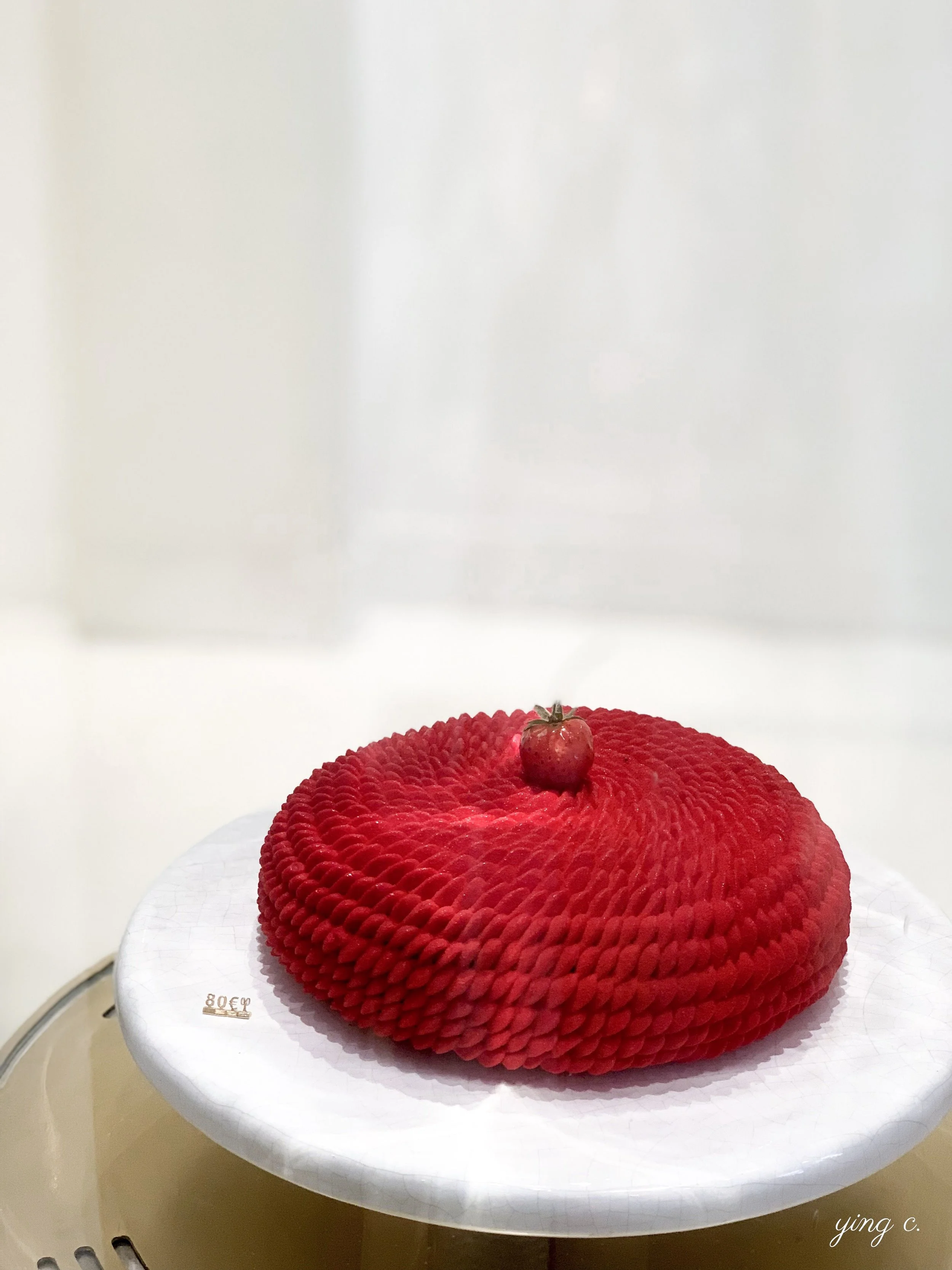 法式甜點的外型一向非常重要,近年來由於社群網站蓬勃發展,大眾對美麗的視覺呈現要求更高。圖為 Cédric Grolet 主廚今年5月推出的法式草莓蛋糕( fraisier )。