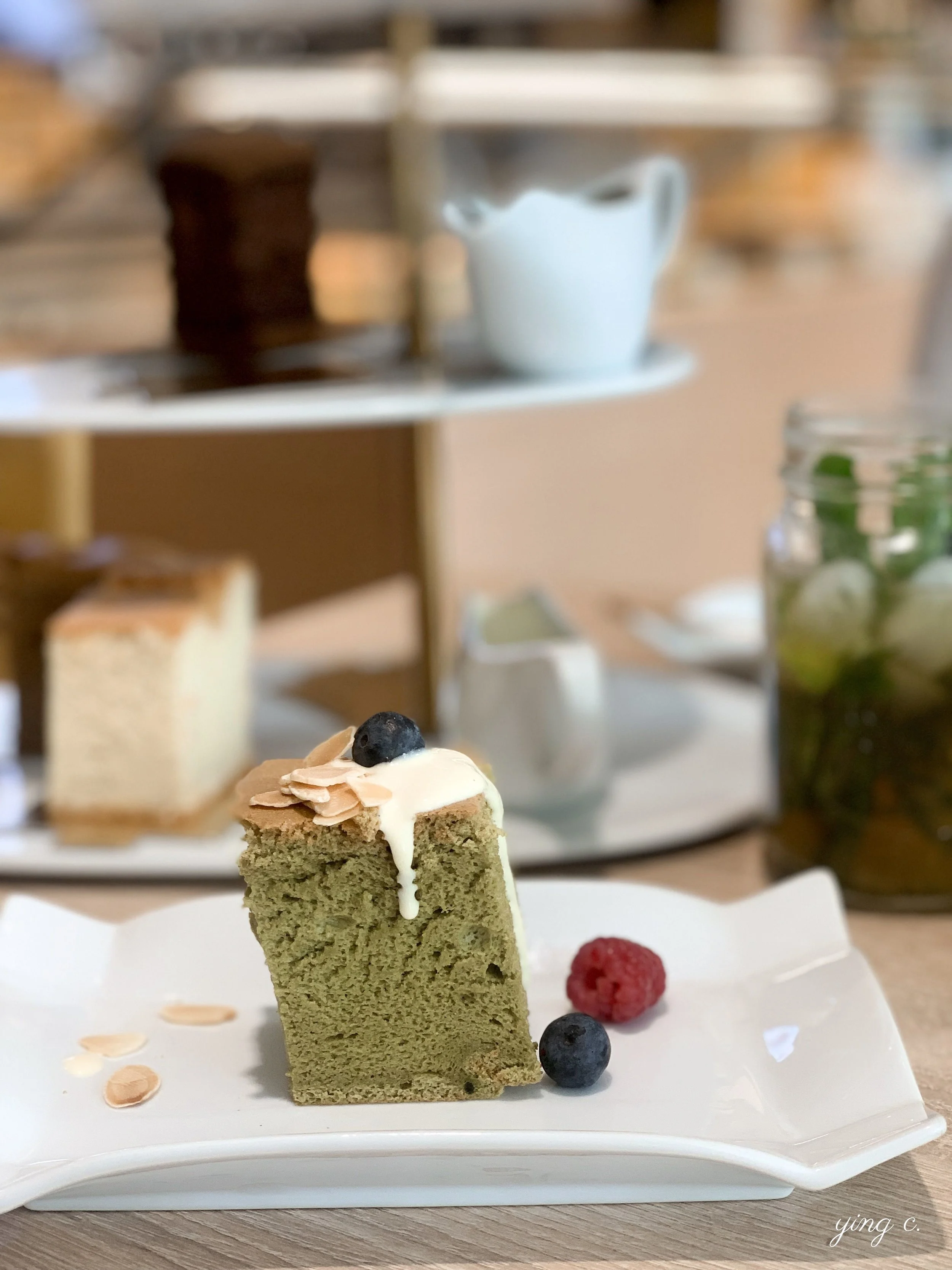 抹茶紅豆口味的蛋糕加上英式蛋奶醬(crème anglaise)與新鮮莓果和杏仁片。