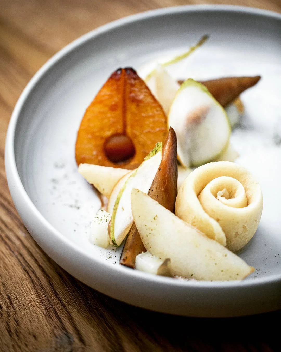 Jessica 主廚的作品「Passe-Crassane 西洋梨、香料與佛手柑薰香茶」( poire passe-crassane de chez Y.C, thé épices et Bergame de chez Betjeman & Barton )。(照片來源:Instagram| @jessicaprealpato )