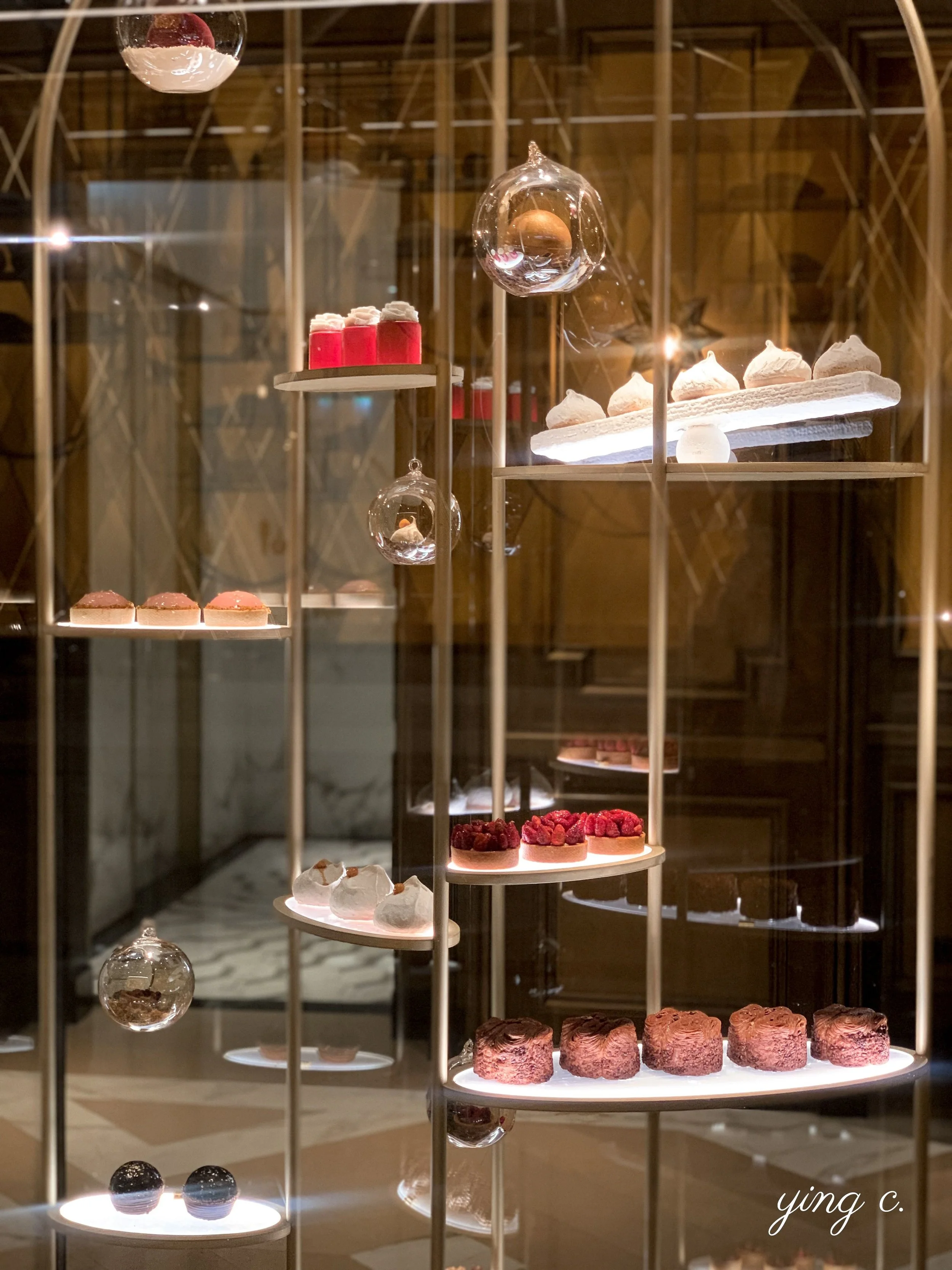 Crillon 酒店內 Le Boudoir 甜點店的櫥窗,擺滿了 Pablo Gicquel 主廚的創作。每個甜點都閃閃發光,讓人宛如身處高級珠寶店。