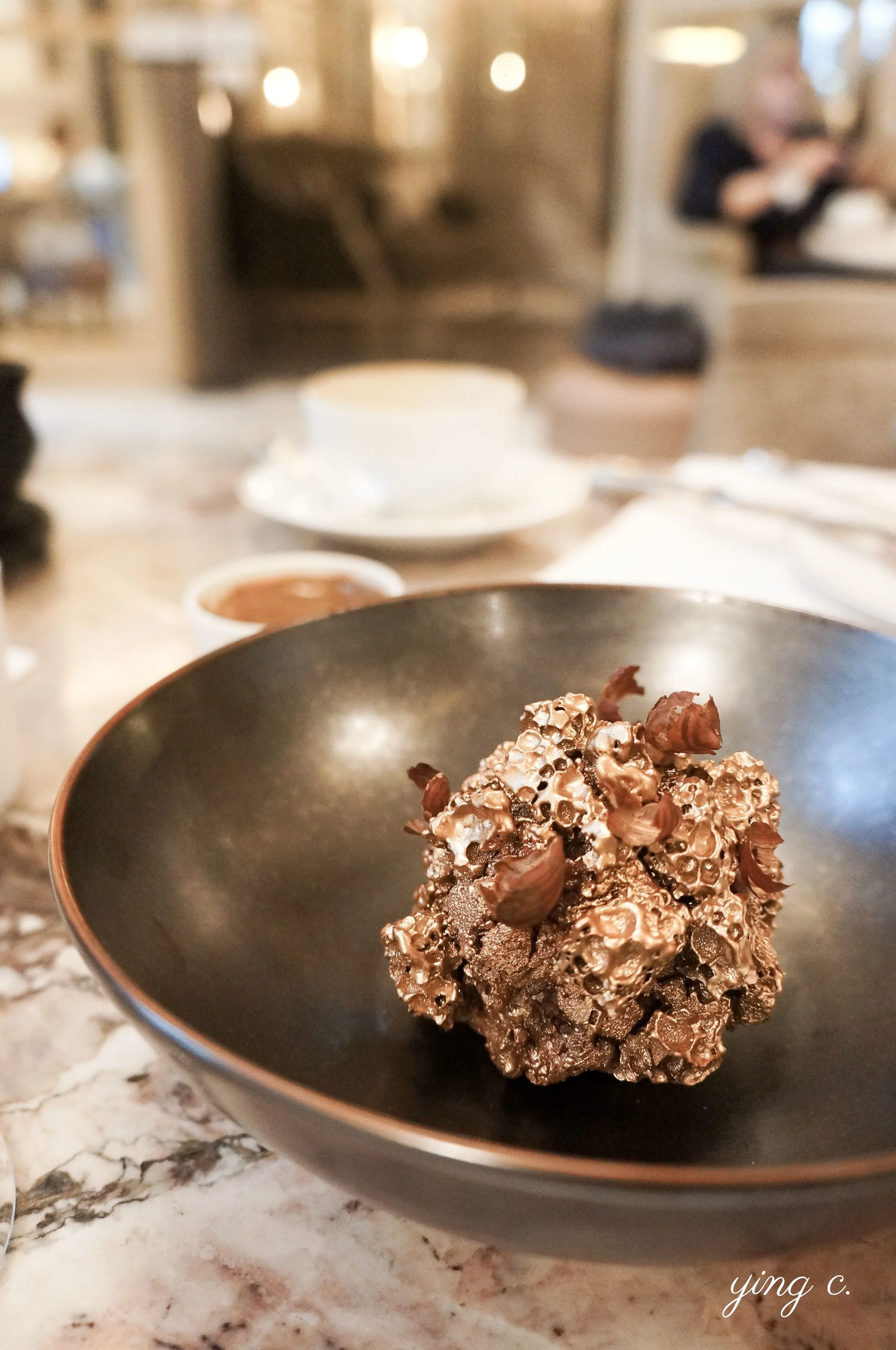 「榛果赤鐵礦」( Hématite Noisette )外觀華麗具有衝擊性。