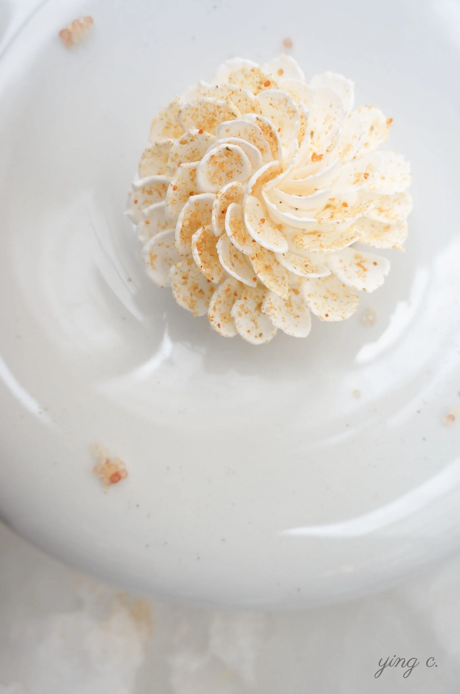 「蛋白霜之花」( Fleur de Vacherin )的葡萄柚版本,宛如真花在盤中盛放。