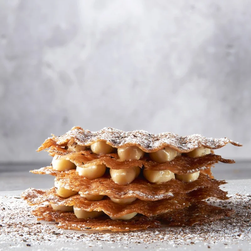 Yann 的招牌甜點「馬達加斯加香草千層派」( Millefeuille à la Vanille de Madagascar ),目前也在他的 甜點店 裡販售。