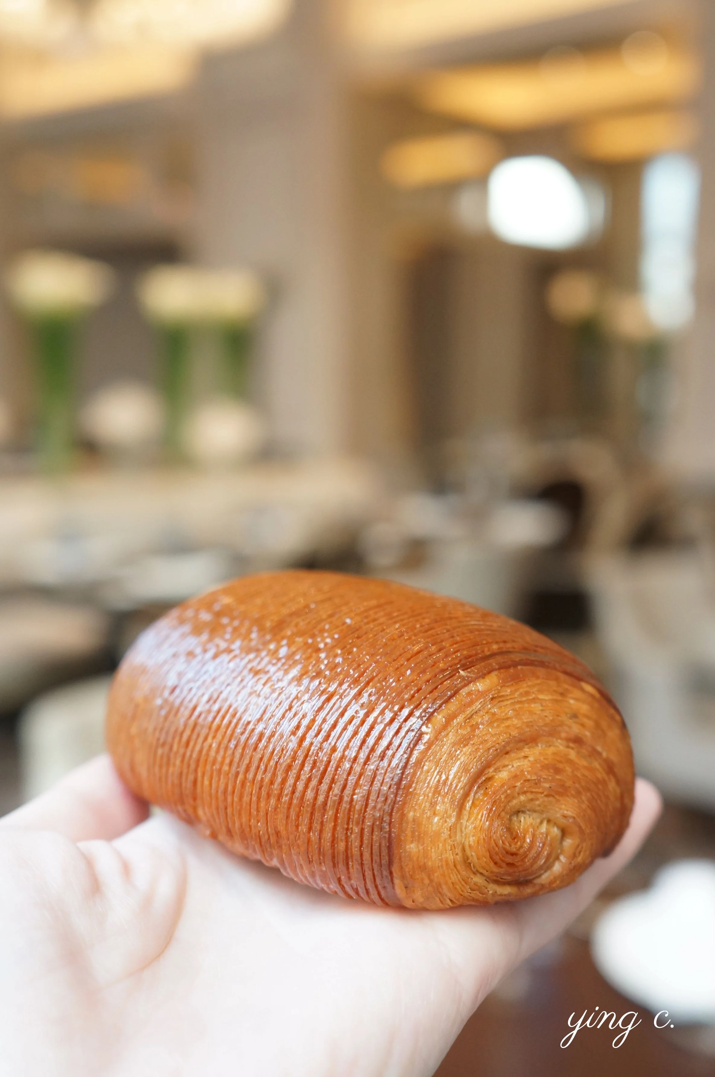 Maxime 重新詮釋的「 pain au chocolat 」巧克力酥皮麵包,外皮具體展現了細緻的千層概念。