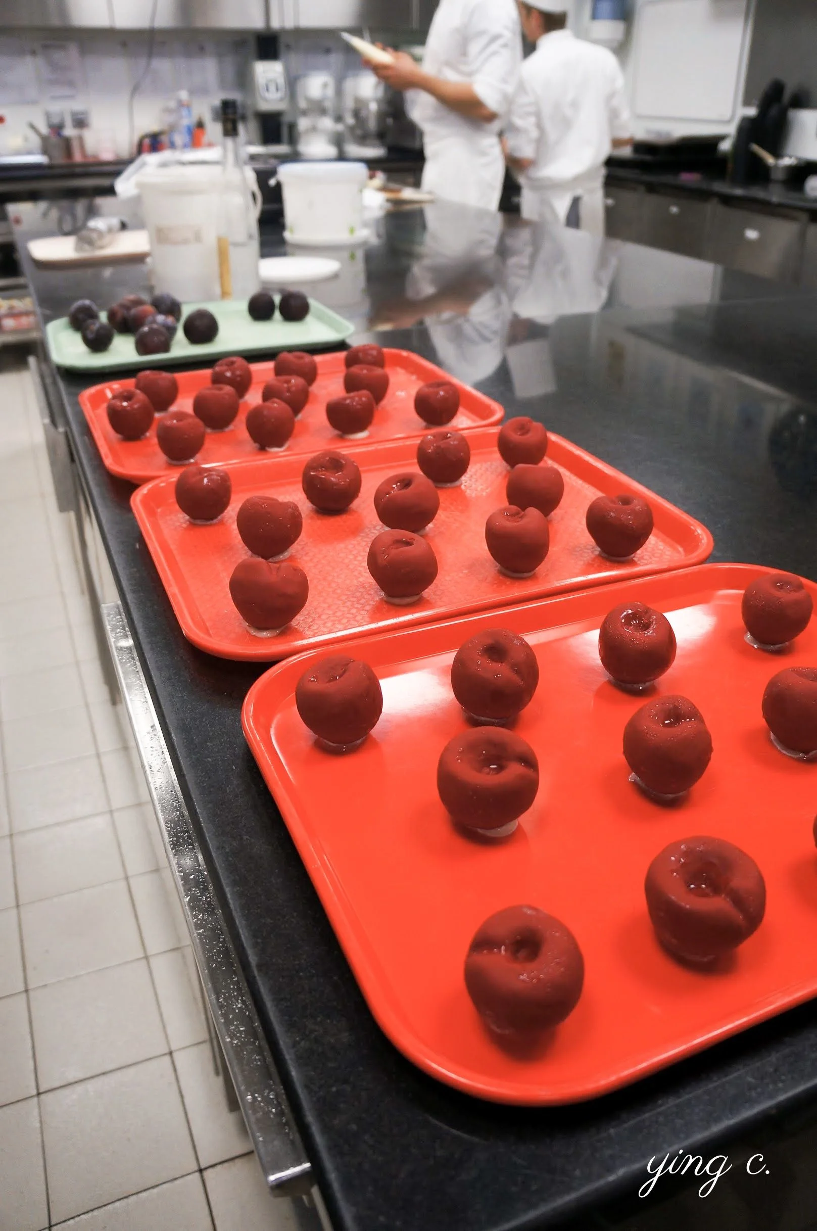 Le Meurice 酒店的甜點廚房準備作業情形。桌上擺的正是「 Cerise 」(櫻桃)水果雕塑。