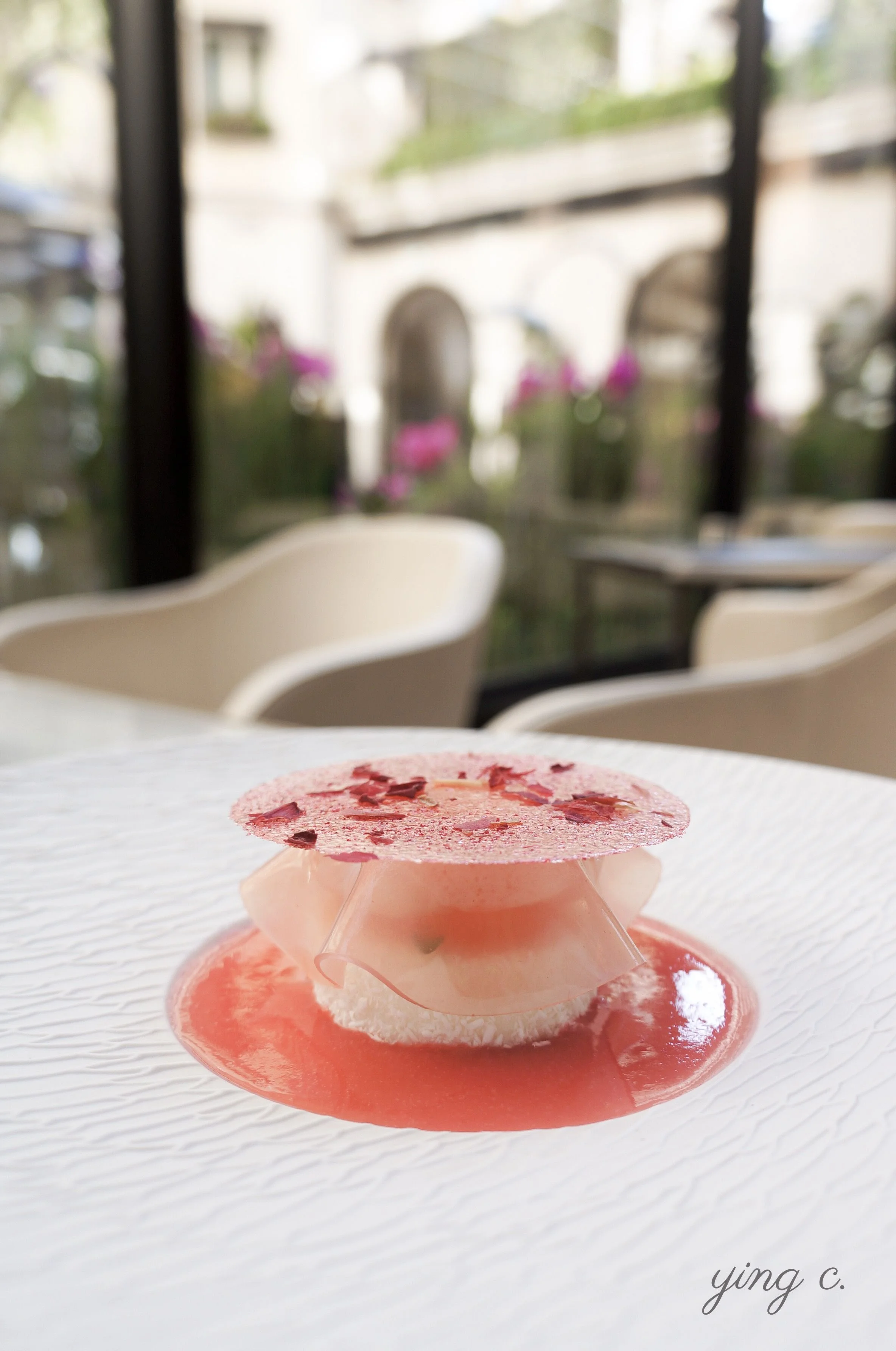 Maxime Frédéric 主廚的 dessert 作品-「Pêche blanche confite dans son jus, champagne rosé, fromage blanc et huile d’olive」(糖漬白桃、粉紅香檳、新鮮白乳酪、橄欖油)。