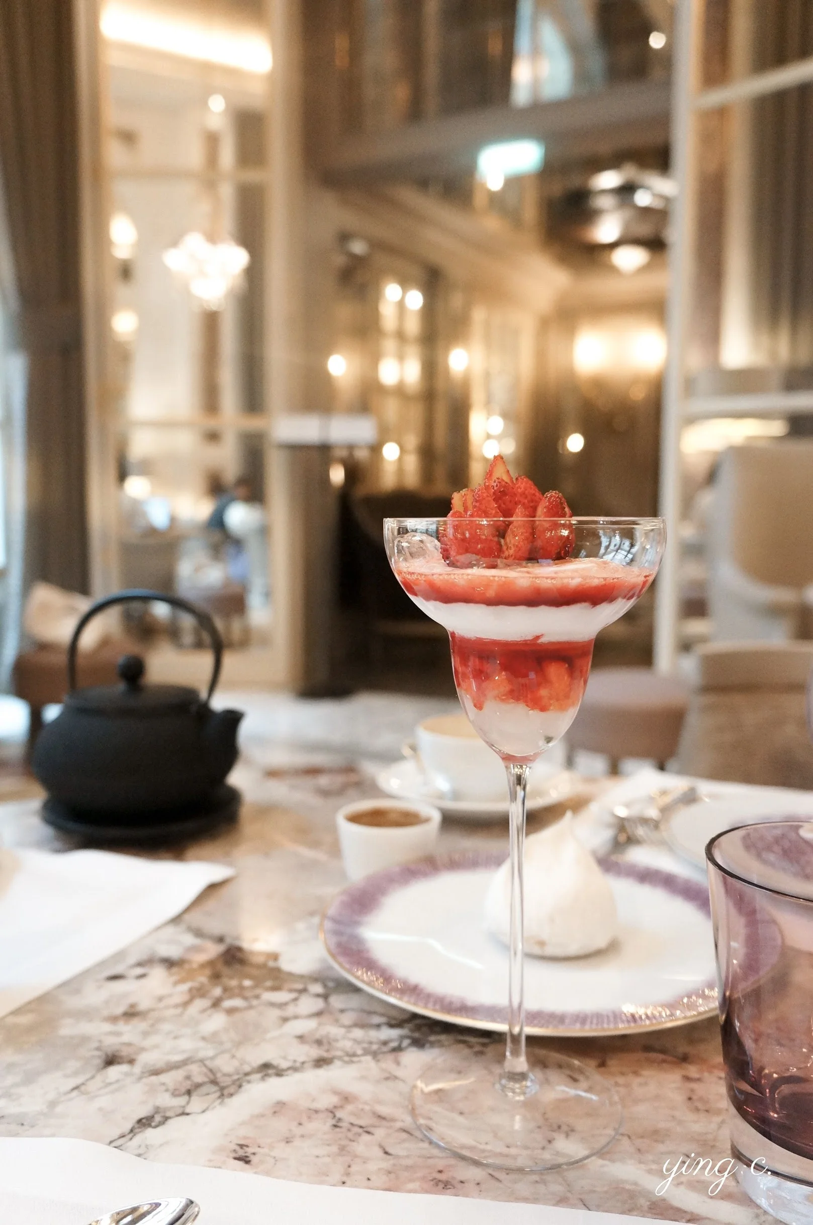 Hôtel de Crillon 的 Jardin d’Hiver 冬之花園下午茶 ,高腳杯中裝的是「野莓梅爾芭與蘆薈」( Melba Fraises des Bois et Aloe Vera ),後方則是「愛之泡芙」( Chou d’Amour )。