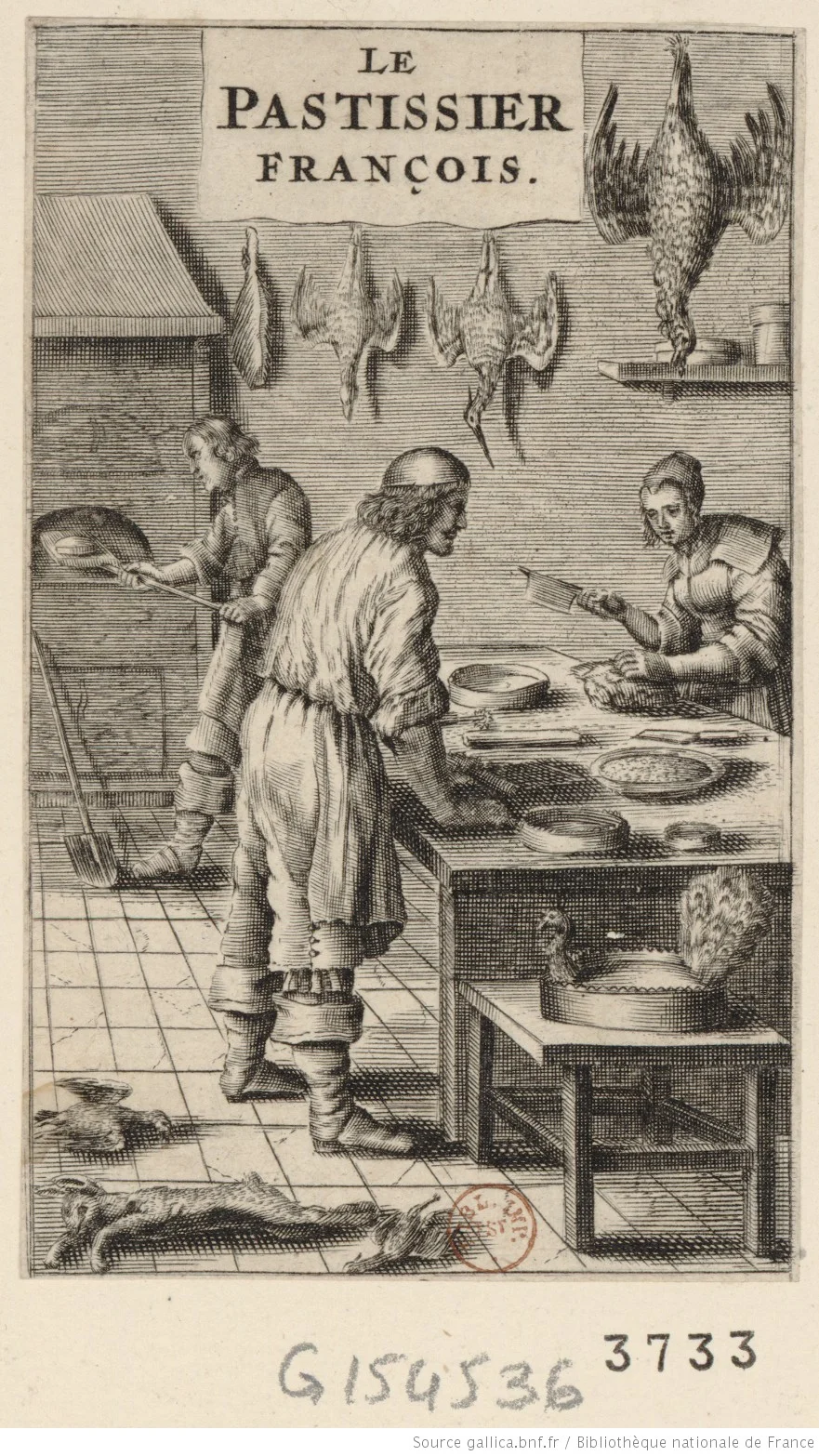 這是 17 世紀的法國名廚 François Pierre (de) la Varenne (1618 - 1678) 在 1653 年時出版的《La pâtissier françois》扉頁插圖,圖中描繪了 16 世紀時的糕餅製造場所。從牆上懸掛的各種禽鳥類與地上散落的動物看來,肉類鹹餡餅確實是當時的糕餅師主要的製作產品。(圖片來源: gallica.bnf.fr / Bibliothèque nationale de France)