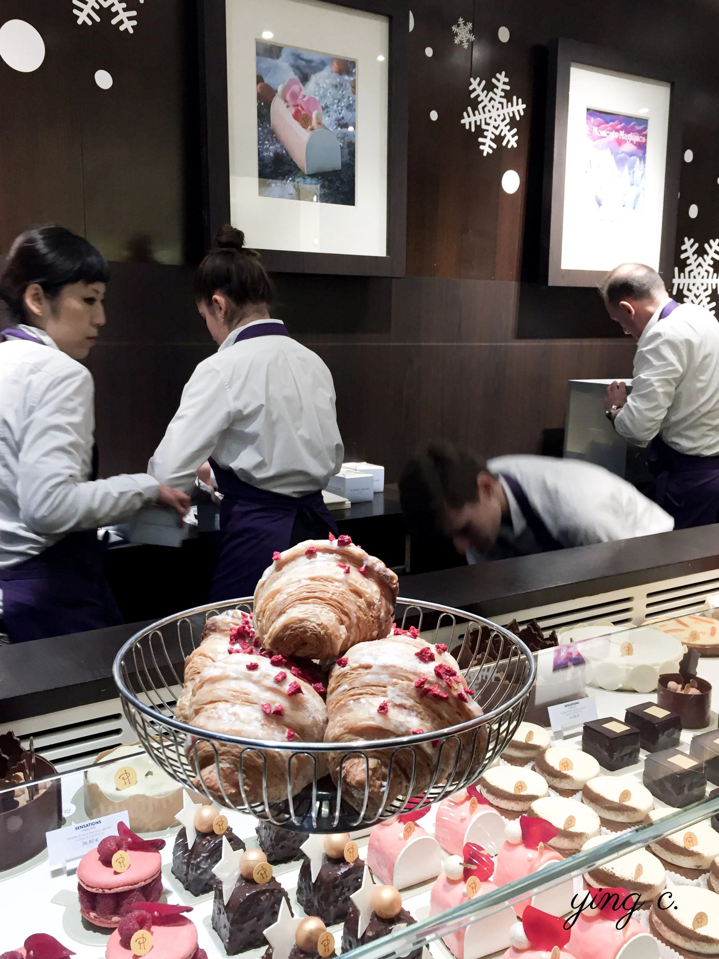 Pierre Hermé 巴黎 Bonaparte 店的甜點櫥窗,上方籃內裝的即是知名的「croissant Ispahan」(Ispahan 玫瑰荔枝覆盆子可頌)。他的甜點被認為是「pâtisserie haute couture」(高級訂製甜點)的代表。