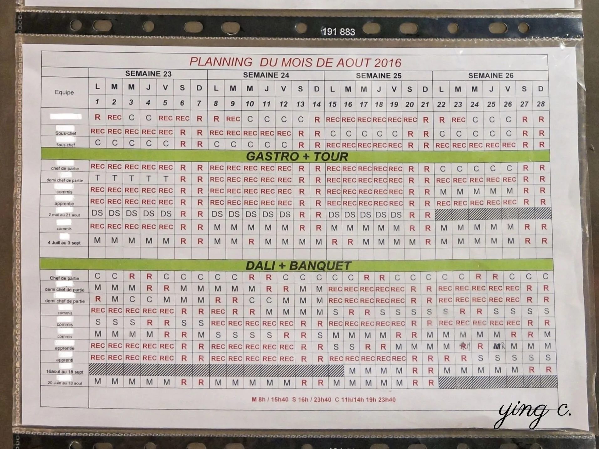 Le Meurice 甜點廚房 2016 年 8 月的值班表。最左邊的欄位是所有團隊成員,可以很清楚地看到排列方式是依階層由上而下排列的,從甜點主廚、副主廚、小組長、副小組長、甜點師,一直到學徒與註明實習期間的實習生全部都一覽無遺。在這個班表中可以看到有兩位副主廚,而「tour」與「gastro」併為一組、「Dali」和負責筵席的「banquet」為另一組。每一組有一個小組長、一到兩個副小組長、兩到三個甜點師,另外還有數個學徒與實習生,是非常龐大的團隊。