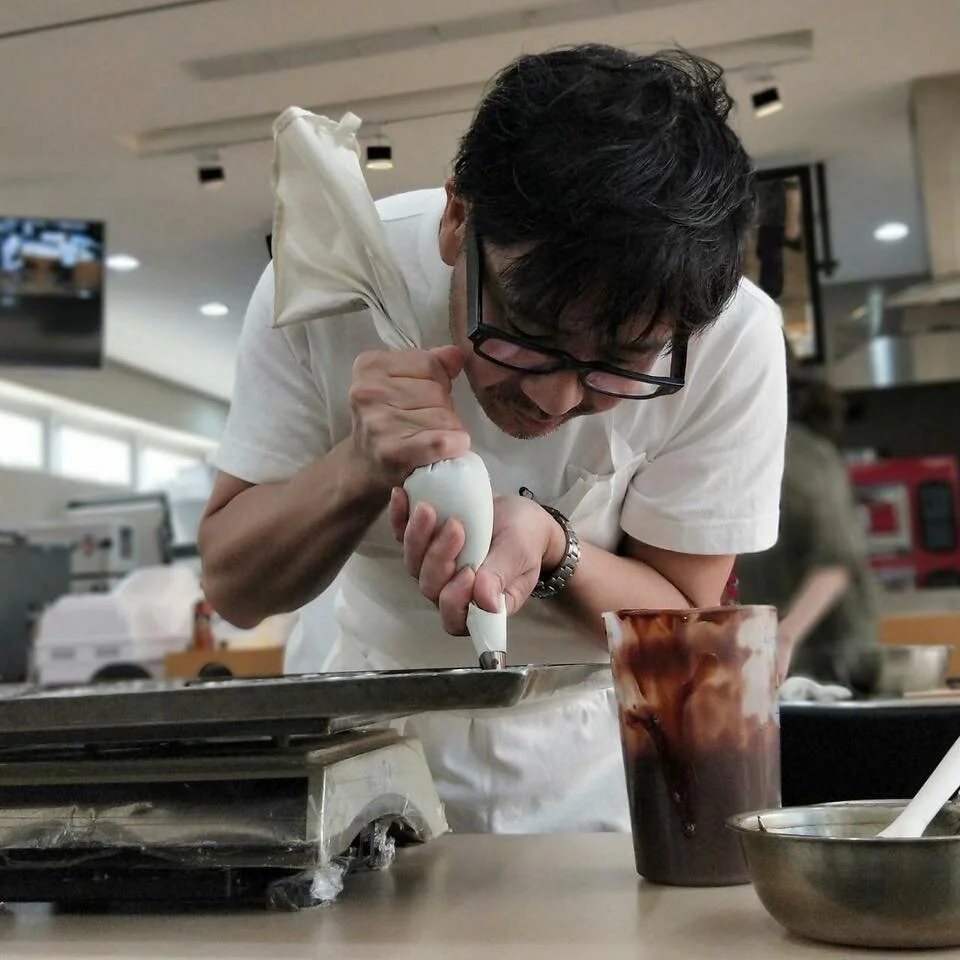 台灣巧舜企業是業界知名烘焙與食品貿易批發商,近年來也積極邀請大師來台講習。圖中是 2019 年 10 月日本知名甜點主廚 金子美明 來台舉辦講習會前的準備情形。(圖片來源:Facebook| 巧舜企業 ChioShin Business )