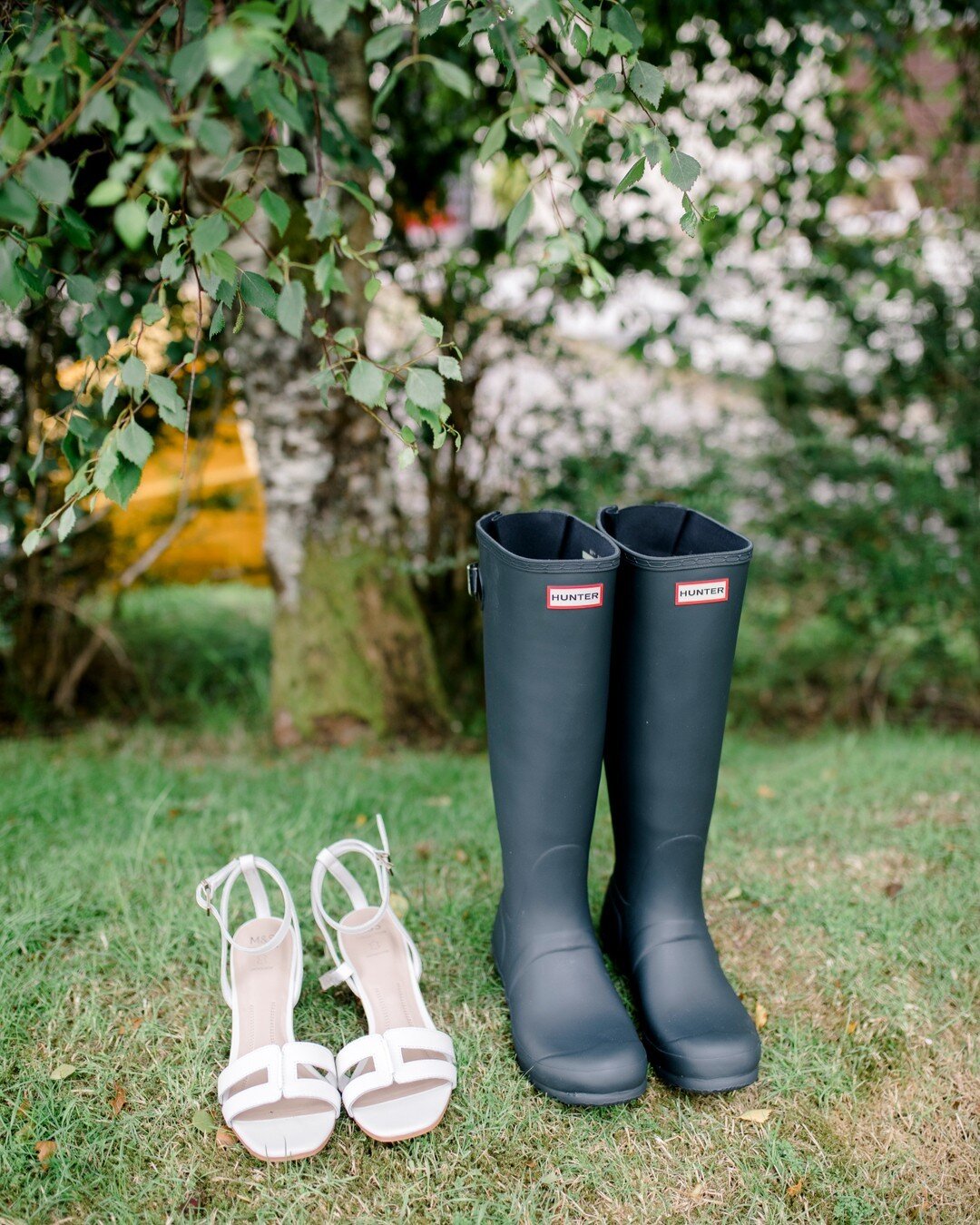 Equipped with elegant bridal heels and her trusty wellies, Charlotte was all set to embark on her elopement amidst the beauty of Glencoe.