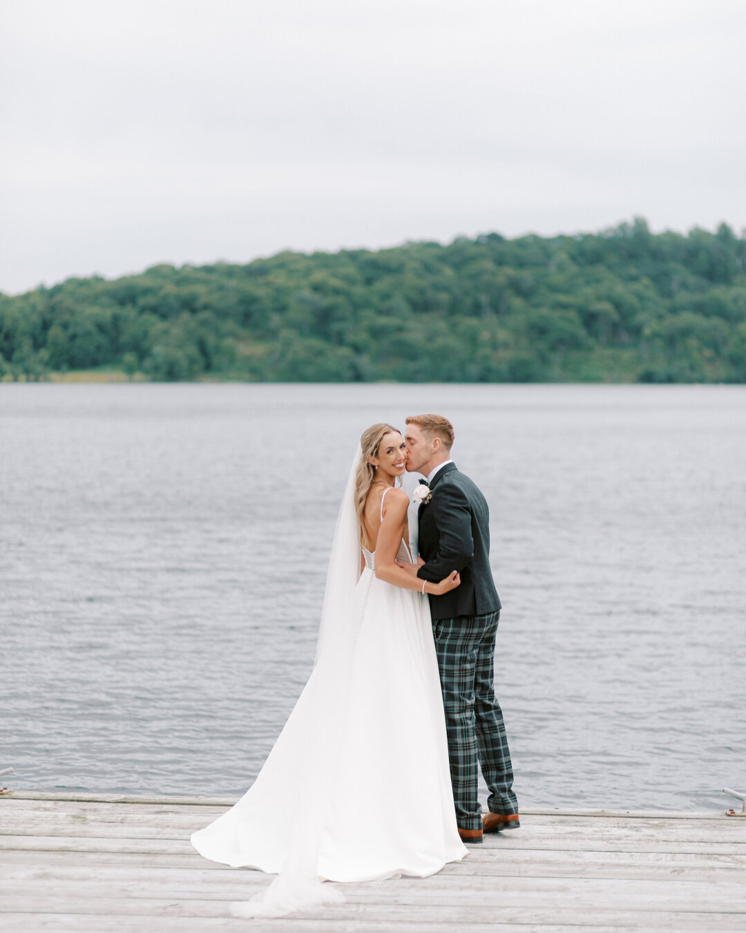 Loch Lomond was such a beautiful backdrop for post-ceremony portraits with Joanne and Steven 😊