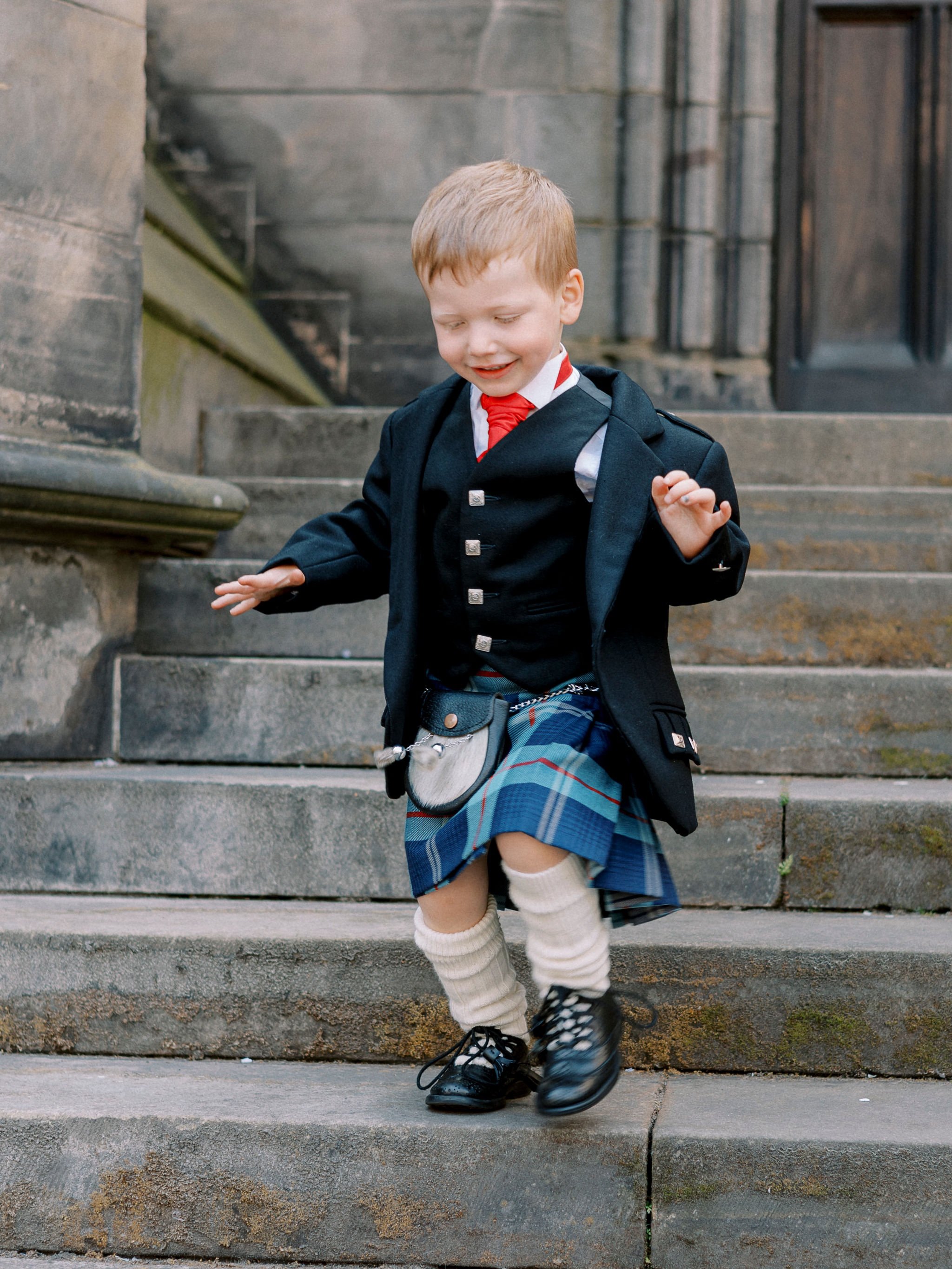 16_edinburgh-city-chambers-wedding-royal-mile-page-boy.jpg