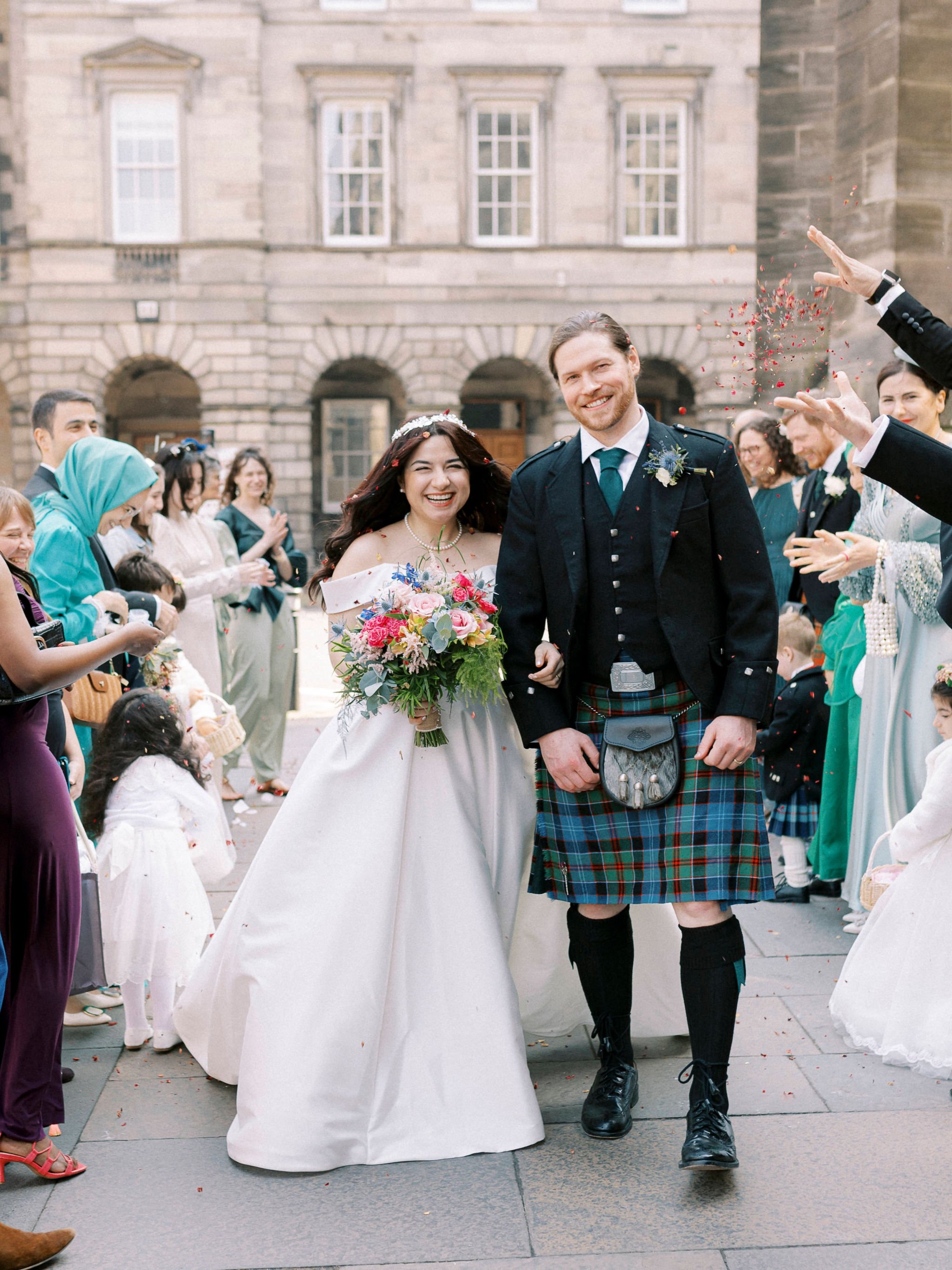 17_edinburgh-city-chambers-wedding-photographer-royal-mile-confetti-toss.jpg