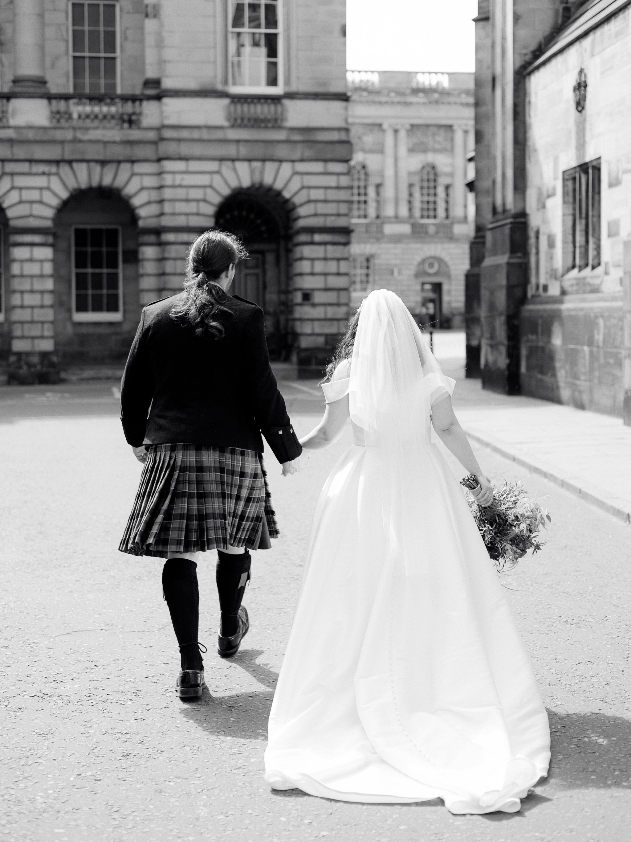 19_edinburgh-city-chambers-wedding-royal-mile-bride-groom-walking-away.jpg