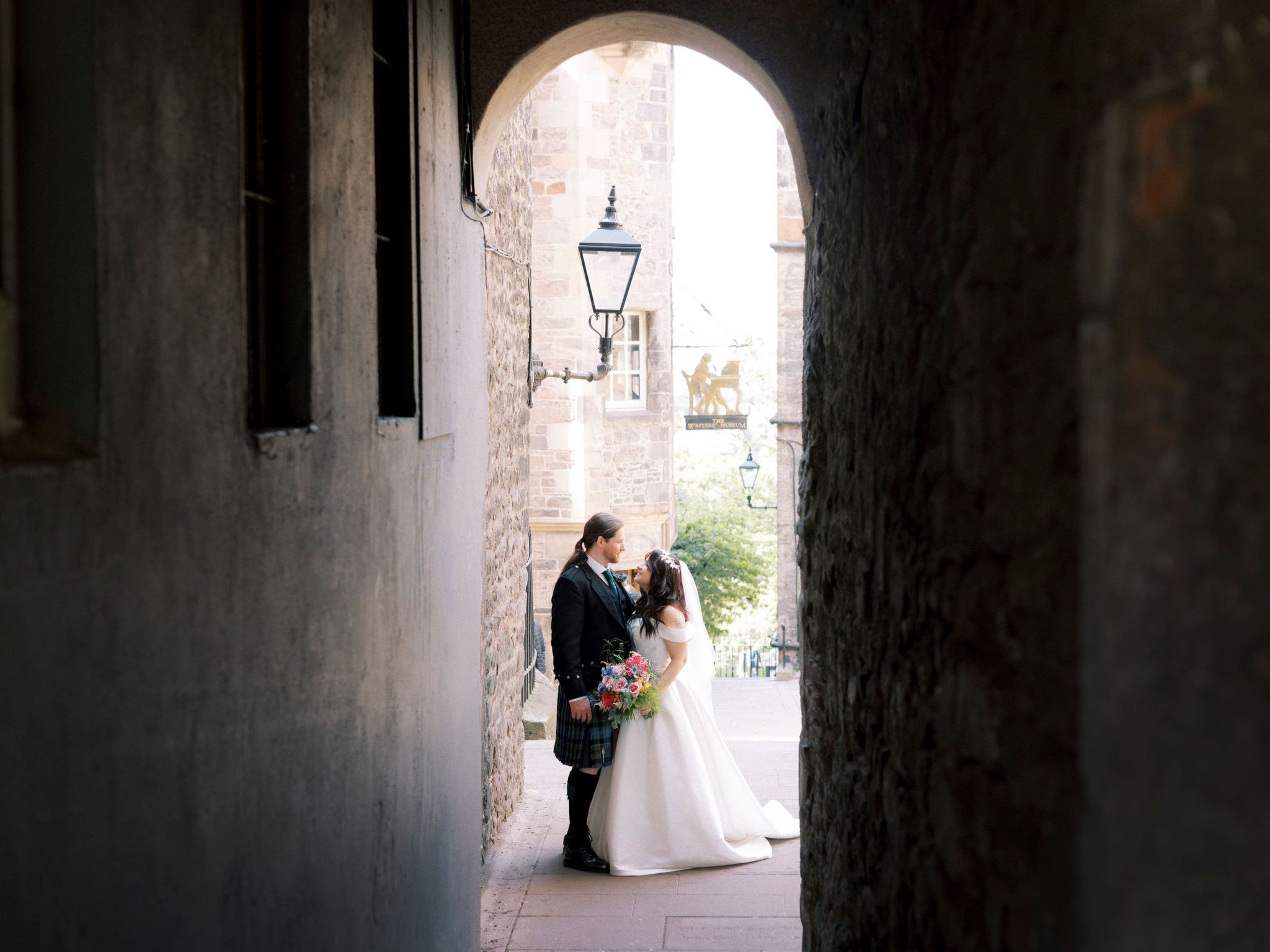 28_edinburgh-city-chambers-wedding-royal-mile-old-town-close-bride-groom-photography.jpg