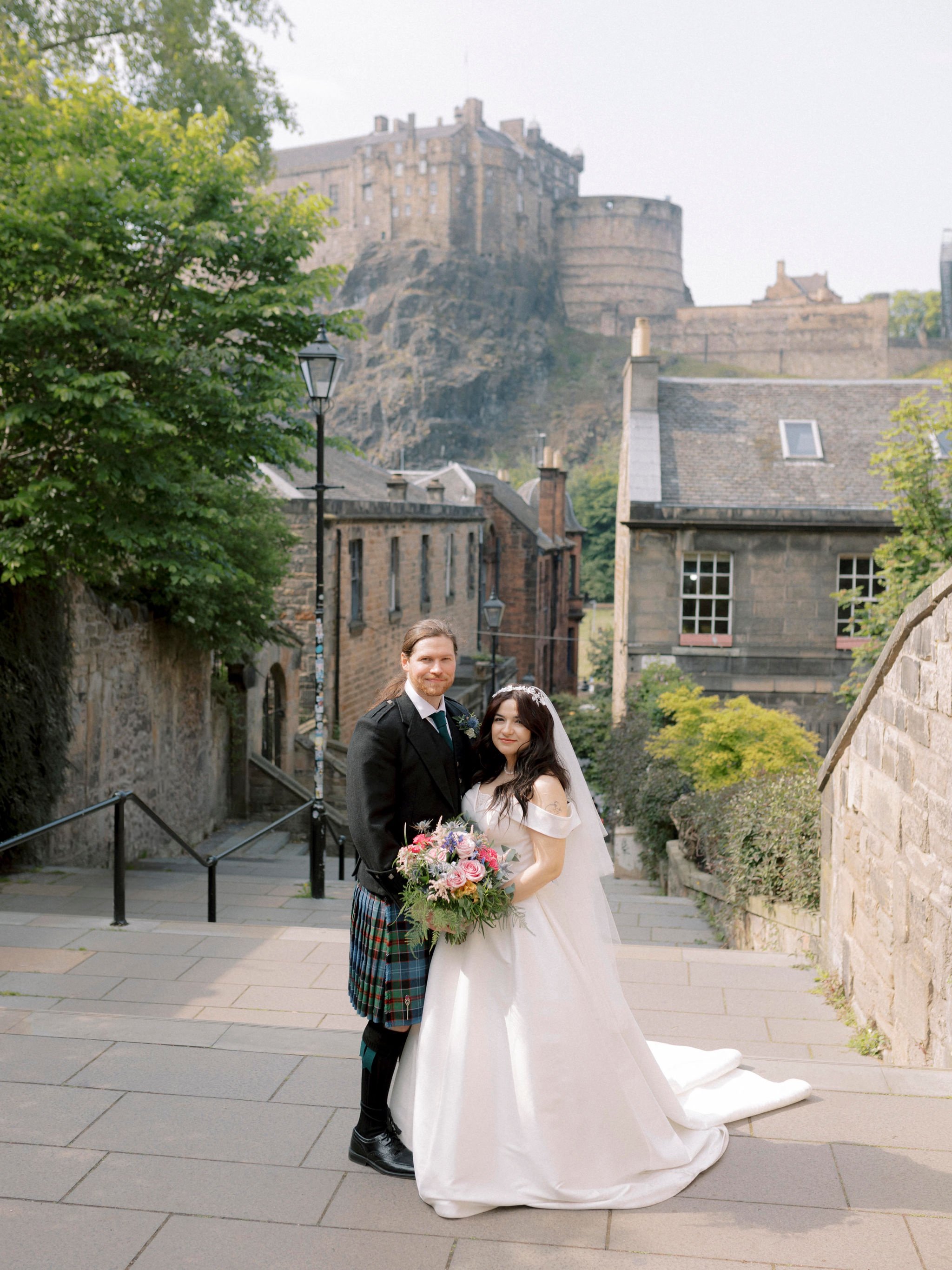 31_edinburgh-castle-wedding-photographer-the-vennel.jpg