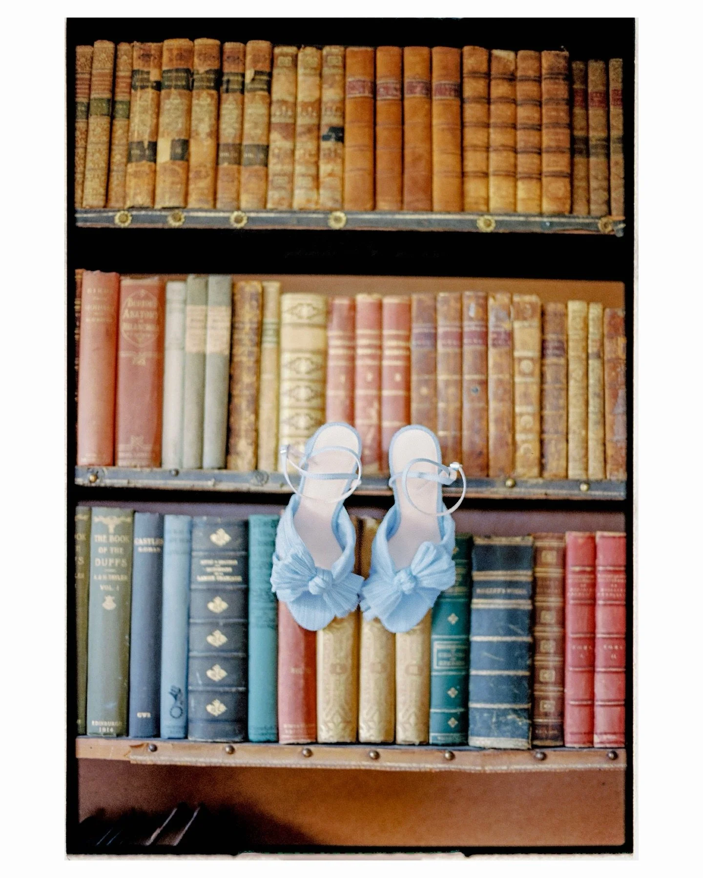 Raluca &amp; Barney&rsquo;s wedding day at Kirknewton Stables, shot on Portra 400 🤍 Film just has that look. The tones, the texture, the way it holds light, it feels honest and timeless without trying too hard. Always love getting the chance to shoo