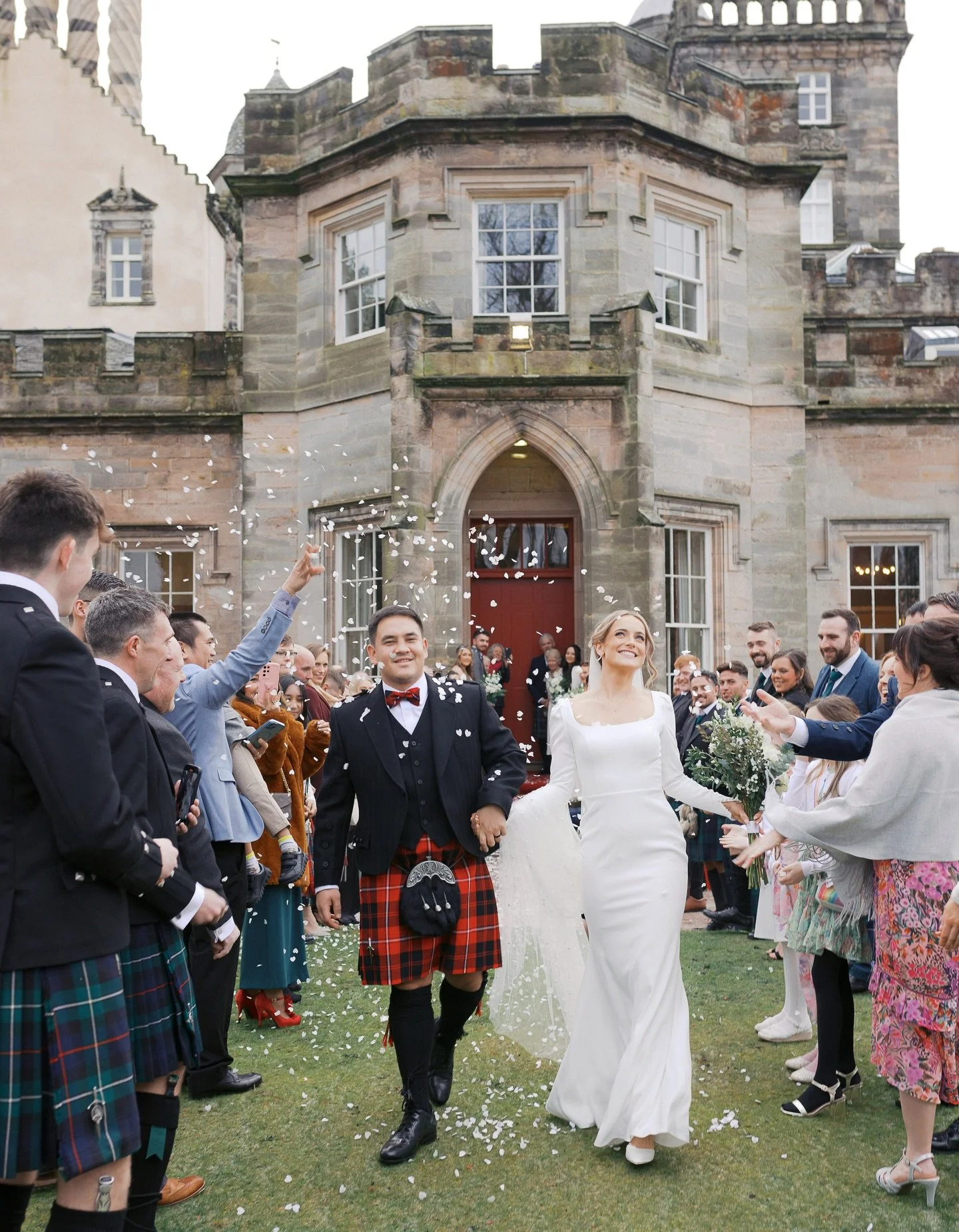 My first time photographing a wedding at Winton Castle and I&rsquo;m officially obsessed ✨
K&amp;N had an effortlessly chic and elegant January day, surrounded by their favourite people, with photo spots everywhere (including the dreamy lake which re