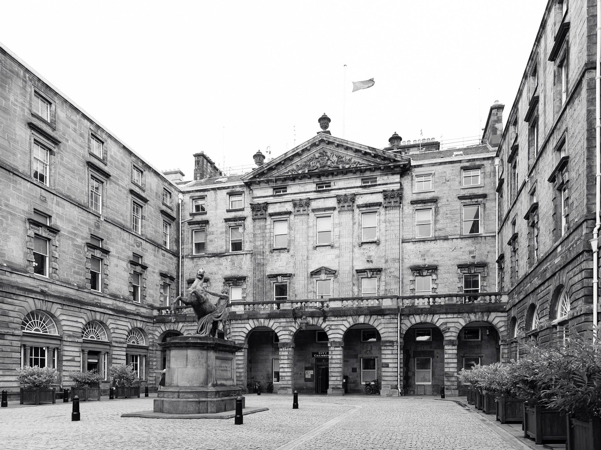 01_city chambers edinburgh wedding .jpg