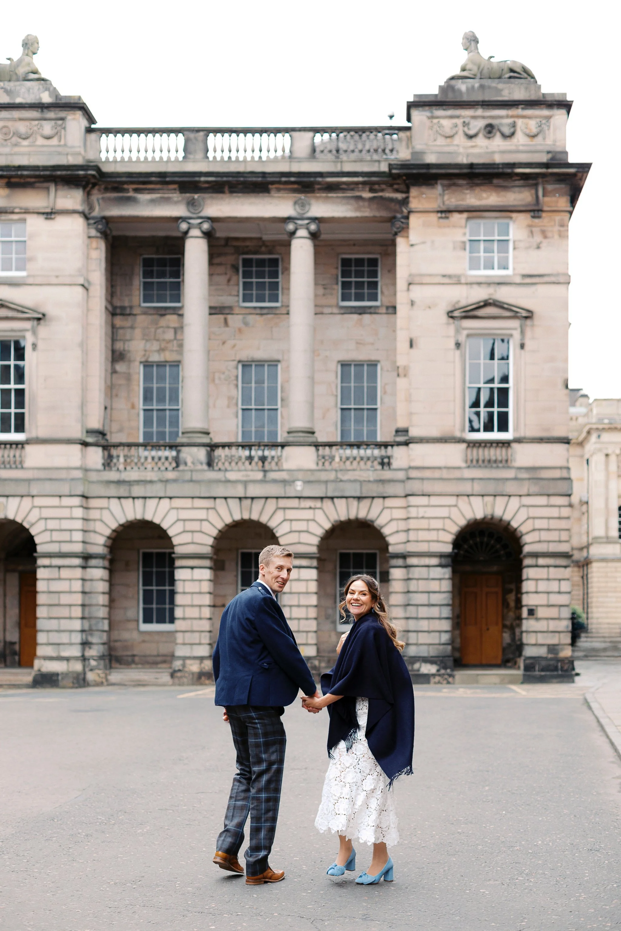 11_edinburgh royal mile wedding photos edinburgh city chambers.jpg