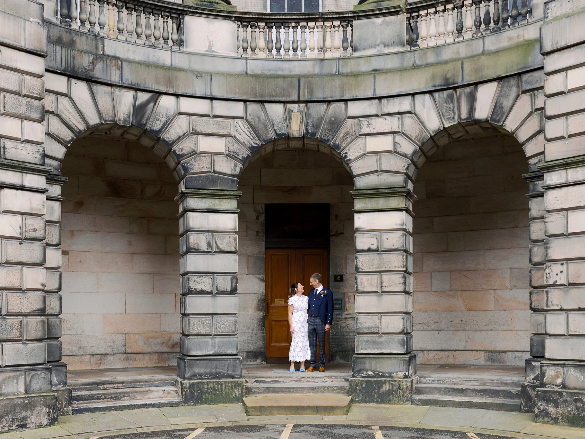 14_edinburgh royal mile wedding photos edinburgh city chambers.jpg