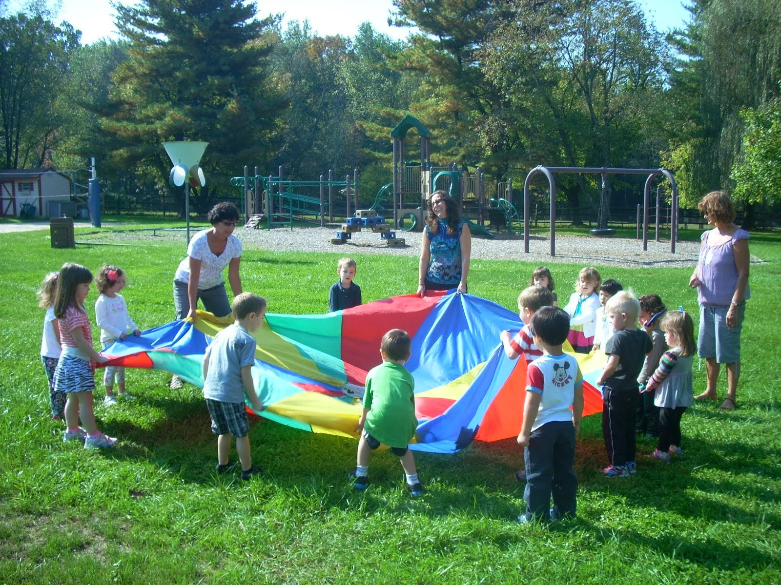 Learning rhythm and colors through parachute fun