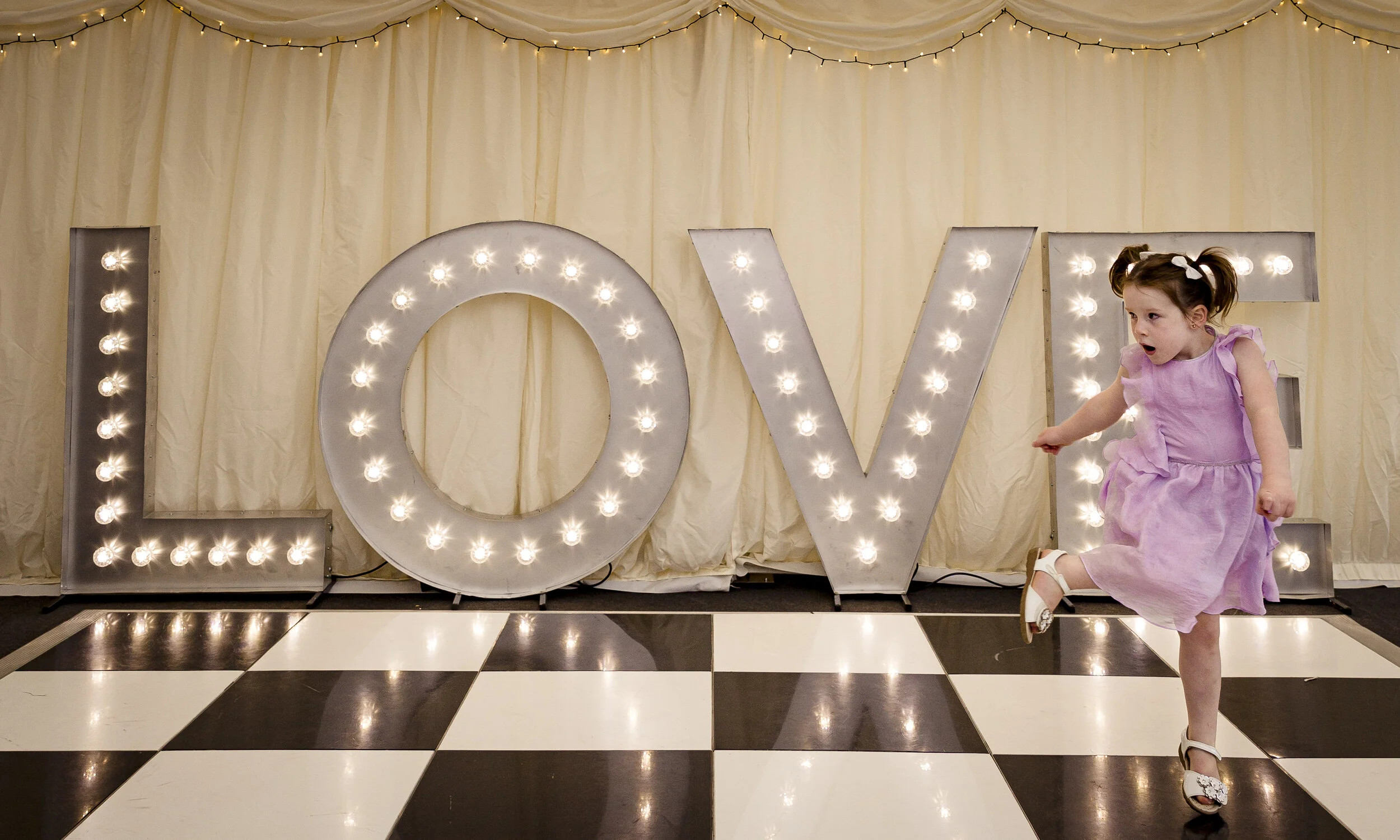 child-dancing-at-wedding-cattows-farm