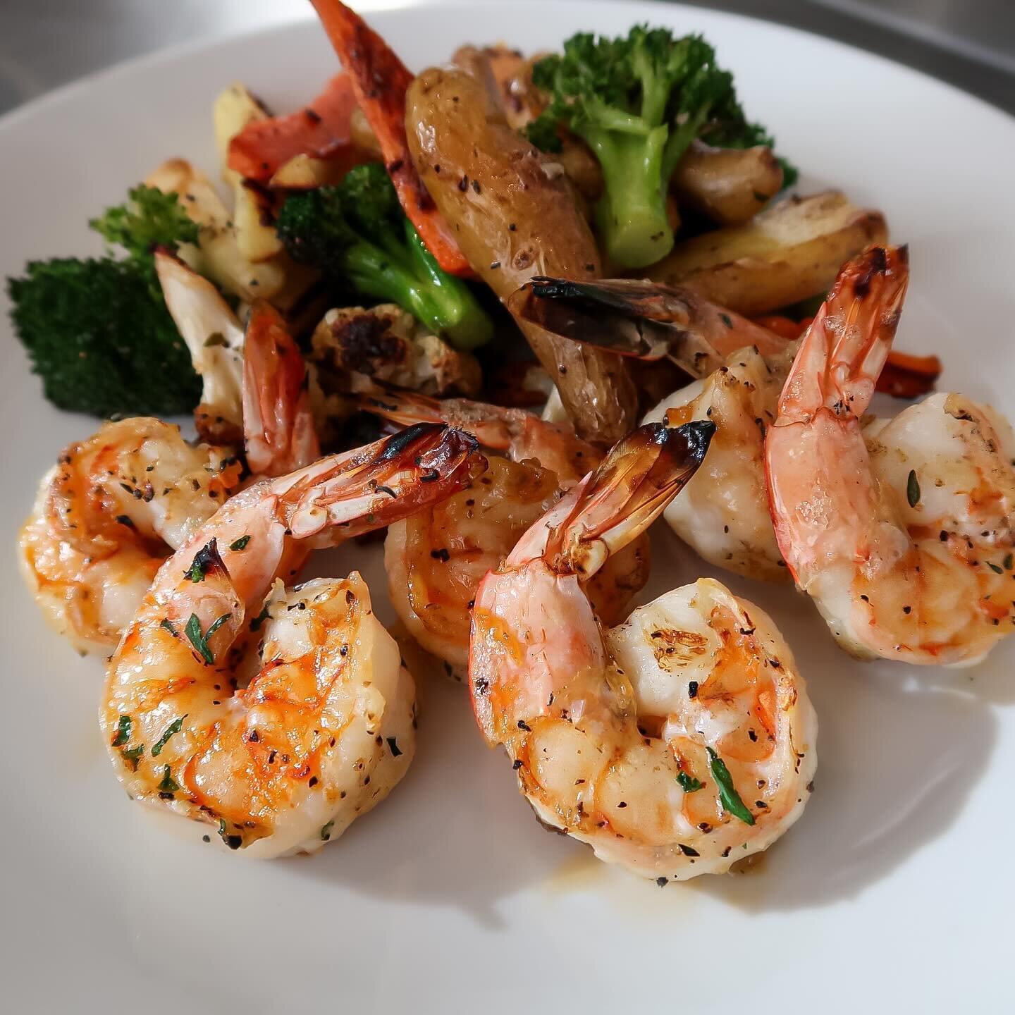 grilled u-10 shrimp (6)
Served with oven roasted potatoes, broccoli, carrots, cauliflower &amp; soy ginger jus or beurre blanc

1020 Post Road Darien, CT 06820
203 655 1020

#connecticuteats #203local #connecticutfoodie #cteats #foodie