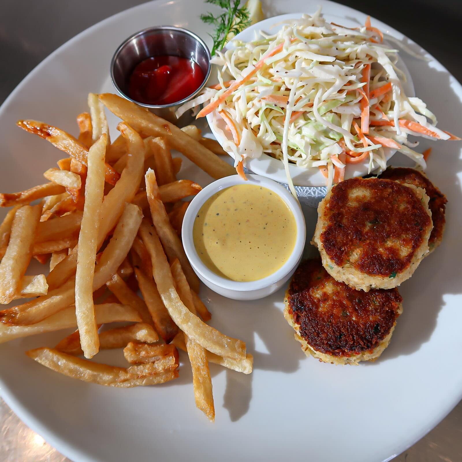 crabcakes * 🦀
roasted potatoes, asparagus &amp; aji amarillo sauce
*also available as an entr&eacute;e size w/fries &amp; coleslaw

1020 Post Road Darien, CT 06820
203 655 1020

#connecticuteats #203local #connecticutfoodie #cteats #foodie